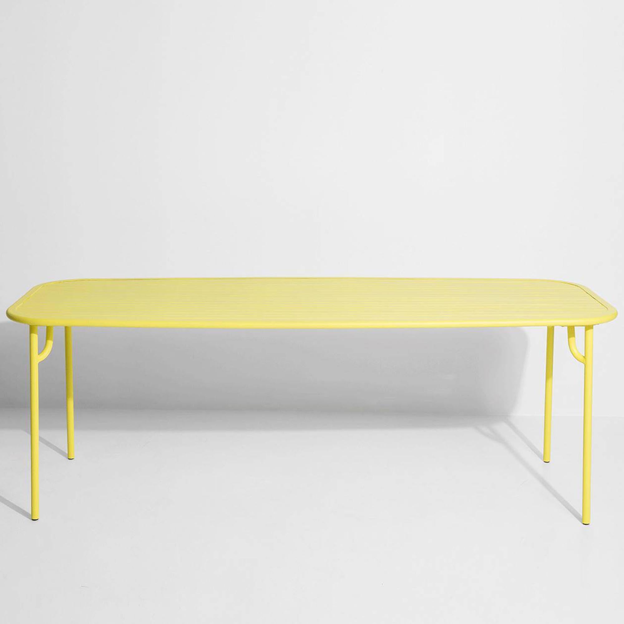 Stylischer Week-End Tisch Large von Petite Friture, ideal für gesellige Stunden im Garten oder auf der Terrasse.