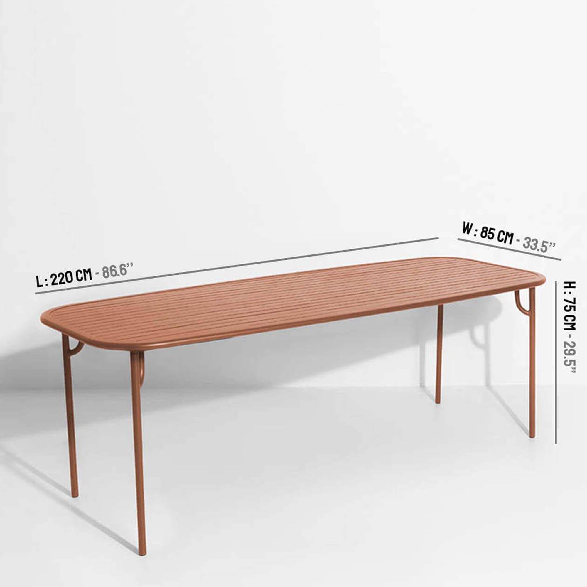 Der Week-End Tisch Large von Petite Friture vereint modernes Design und Funktionalität. Perfekt für entspannte Stunden im Freien, in verschiedenen Farben erhältlich.
