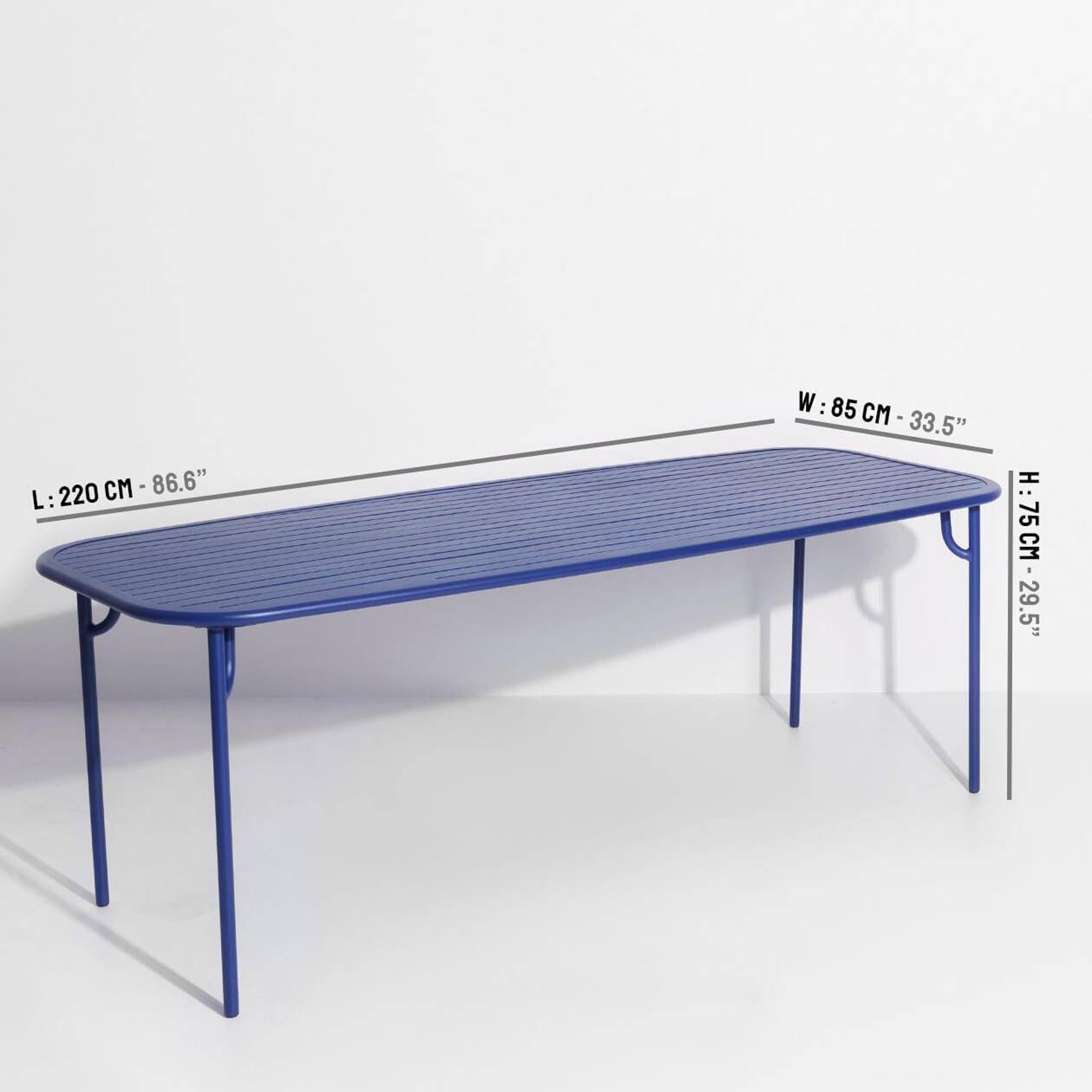 Der Week-End Tisch Large von Petite Friture besticht durch sein elegantes Design und bietet ausreichend Platz für gesellige Runden im Garten.