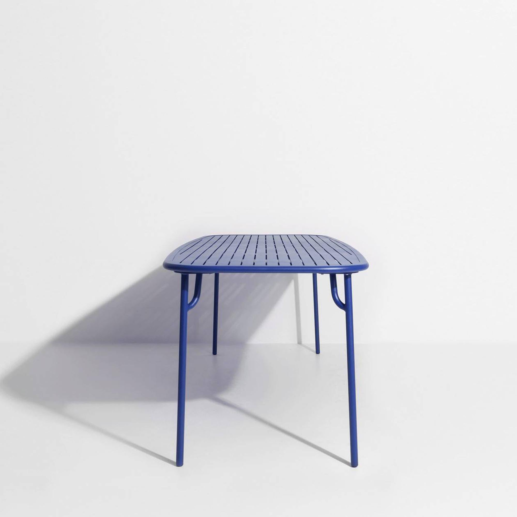 Eleganter, großer Gartentisch aus robustem Aluminium, perfekt für entspannte Wochenenden im Freien, in verschiedenen Farben erhältlich.