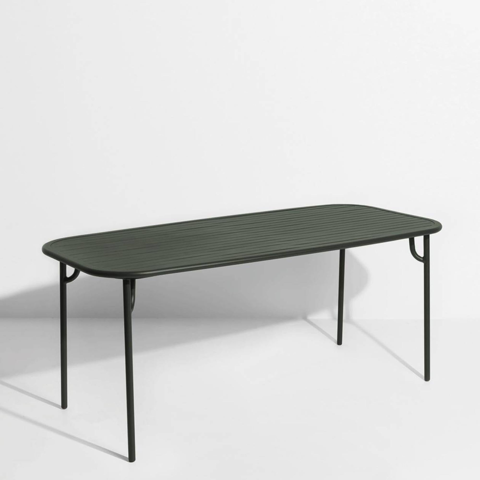 Moderner Gartentisch Week-End Medium von Petite Friture, ideal für gesellige Stunden im Freien, mit stilvollem Design und robuster Bauweise.