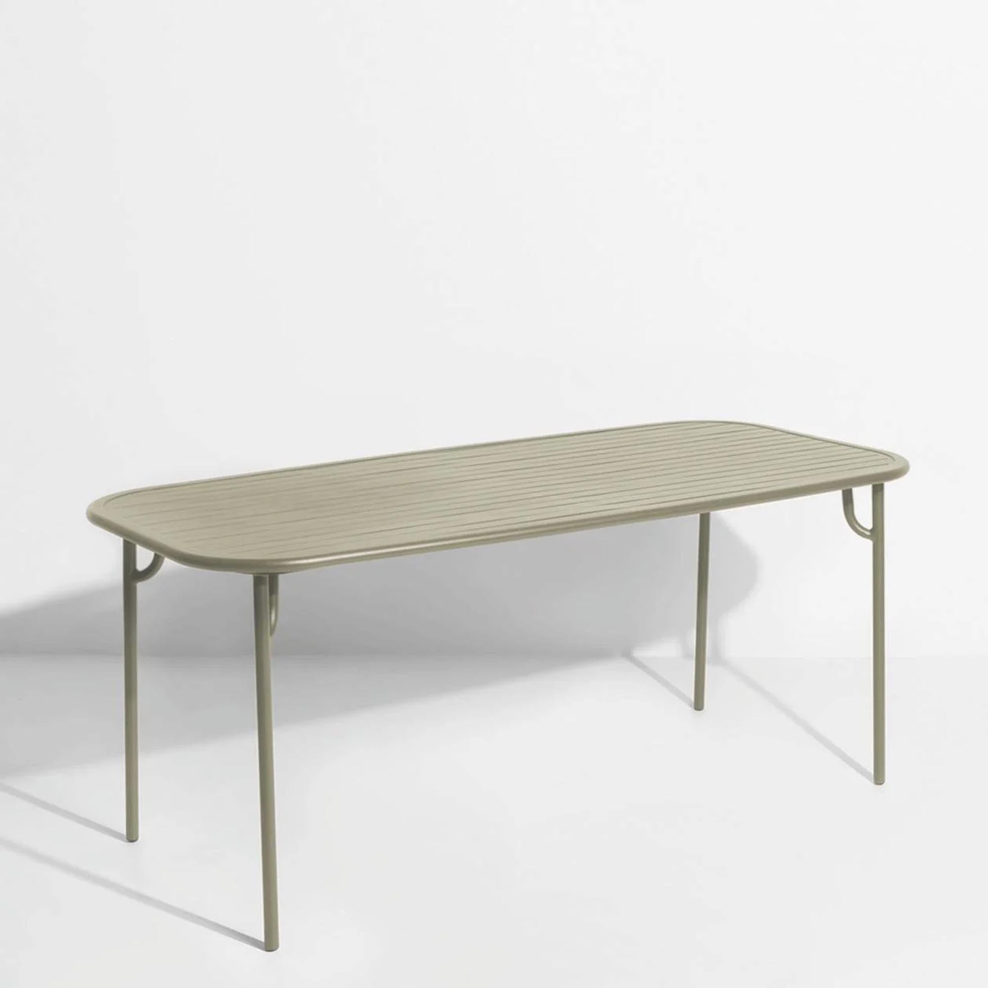 Entdecken Sie den stilvollen Week-End Tisch Medium von Petite Friture – ideal für gesellige Stunden im Freien und elegante Terrassengestaltung.