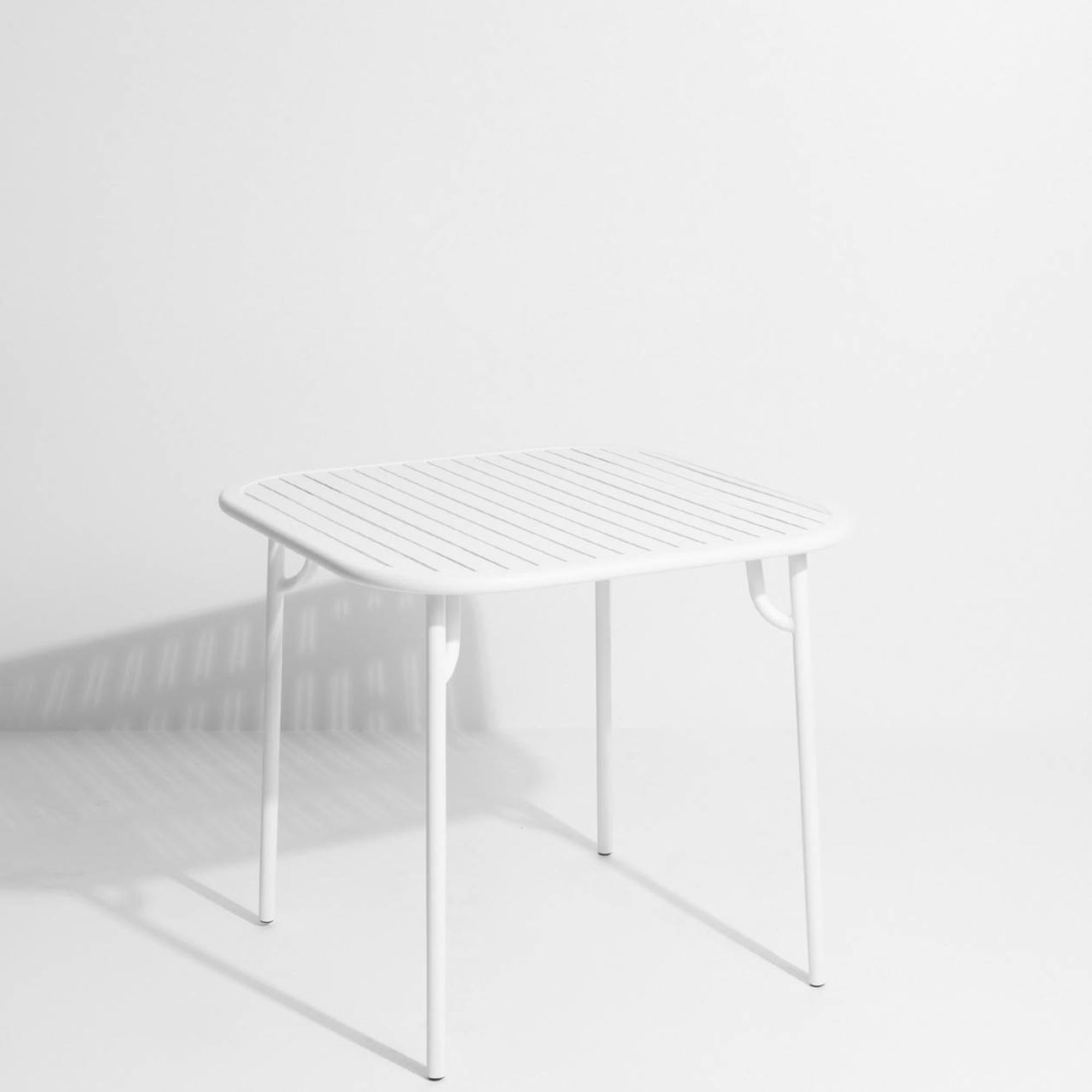 Entdecken Sie den Week-End Tisch Small von Petite Friture – die perfekte Ergänzung für Ihre stilvolle Terrasse oder den Balkon.