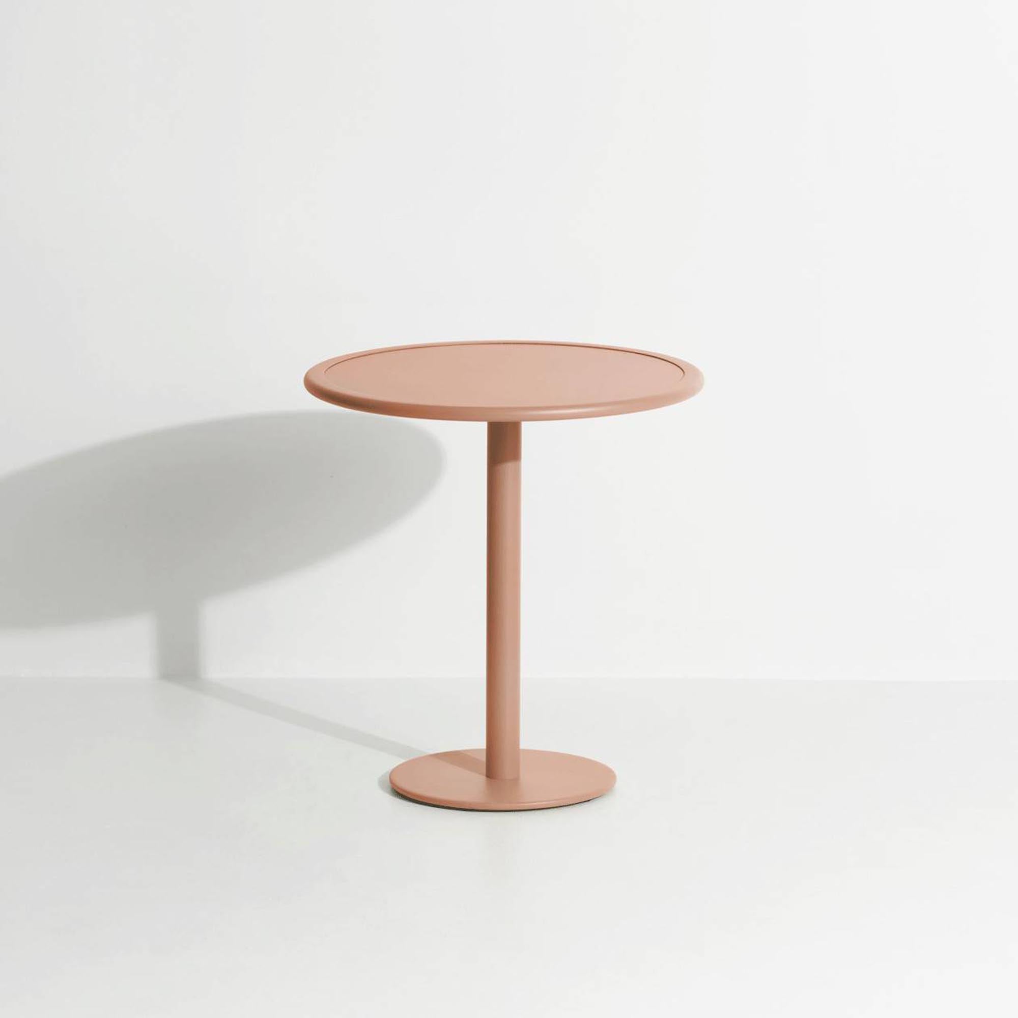 Runder Week-End Dining Table von Petite Friture, stilvoller Gartentisch aus robustem Material, perfekt für gesellige Stunden im Freien.