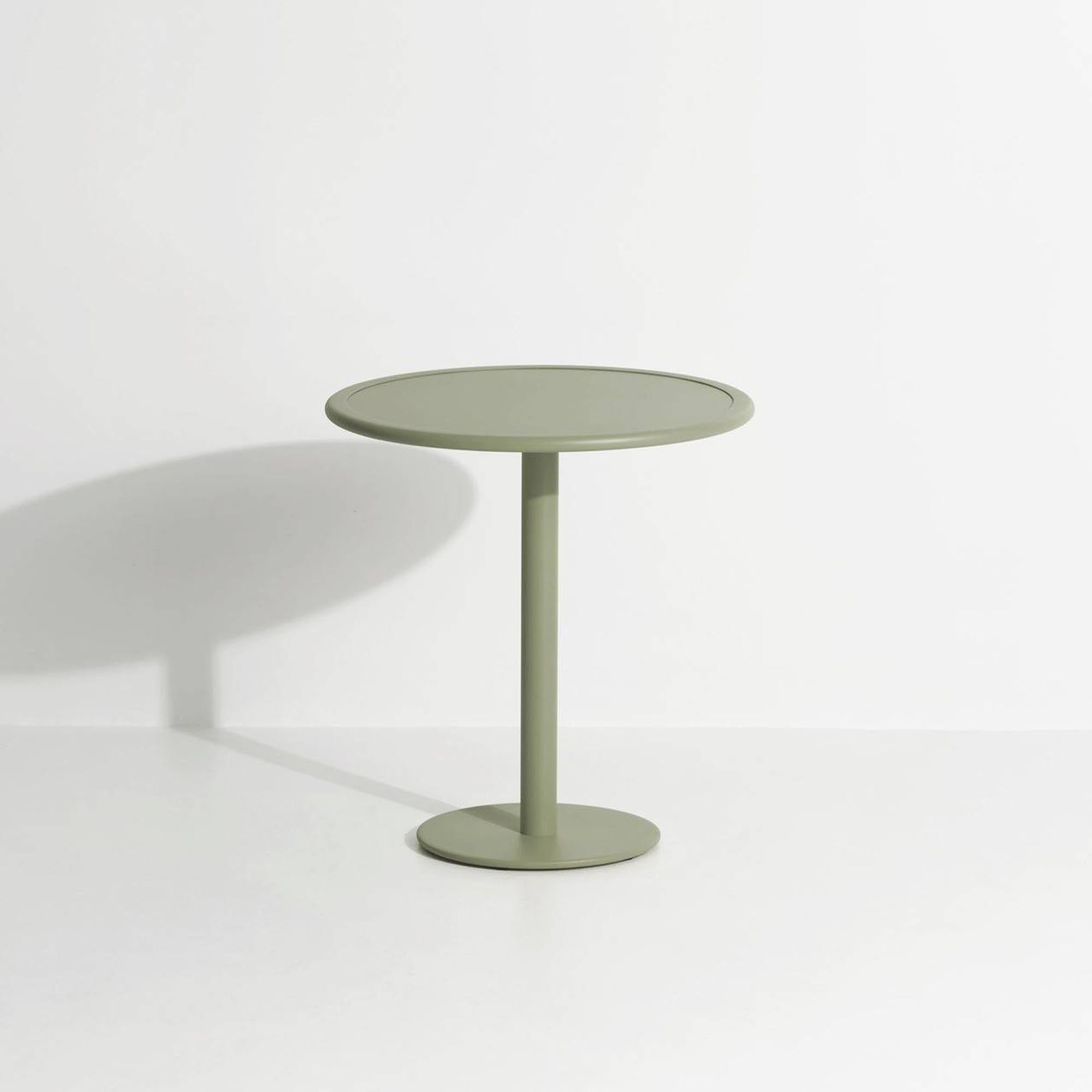 Moderner runder Gartentisch "Week-End" von Petite Friture, ideal für stilvolle Outdoor-Dining-Erlebnisse.