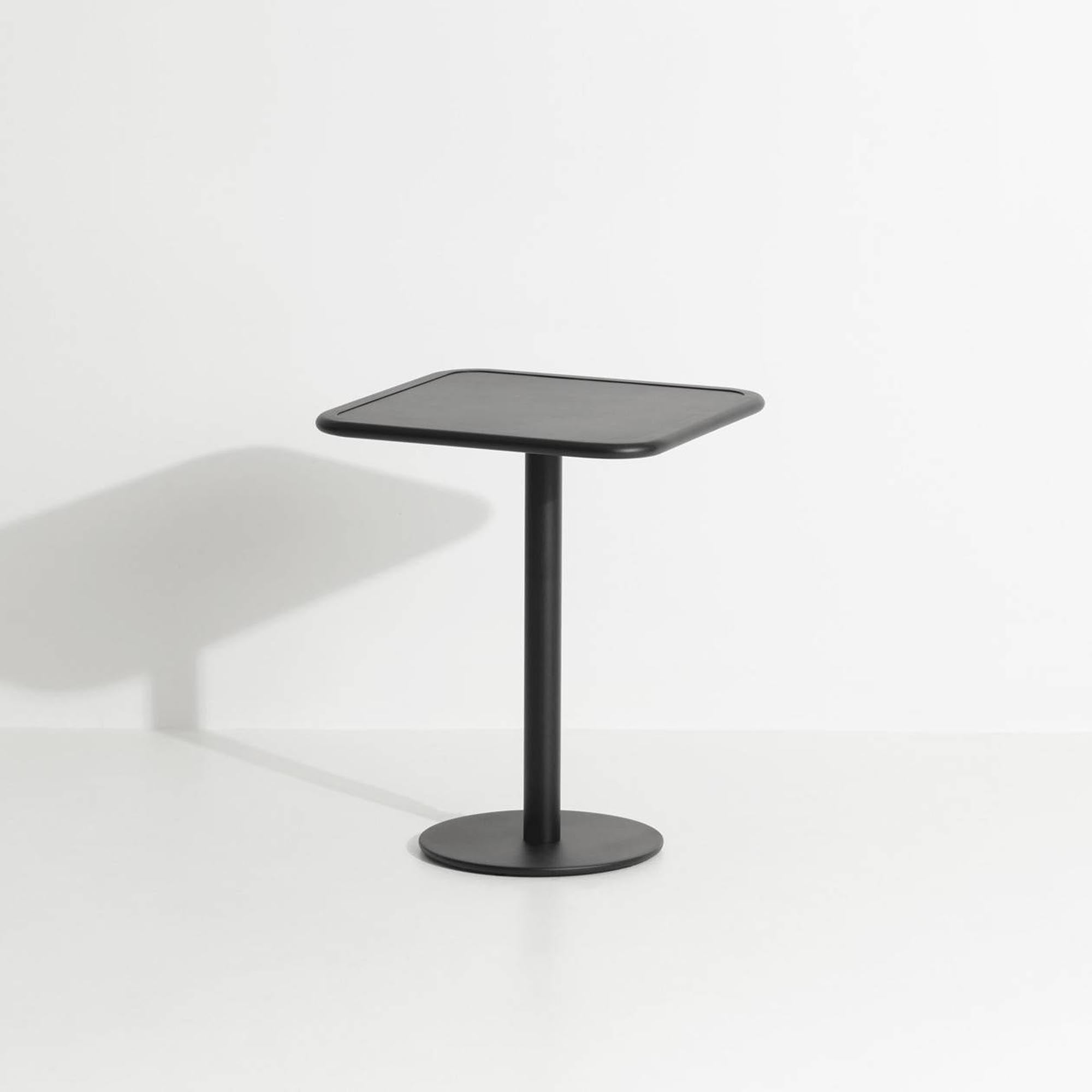 Eleganter Gartentisch Week-End von Petite Friture, ideal für gesellige Abende im Freien und moderne Außenbereiche.