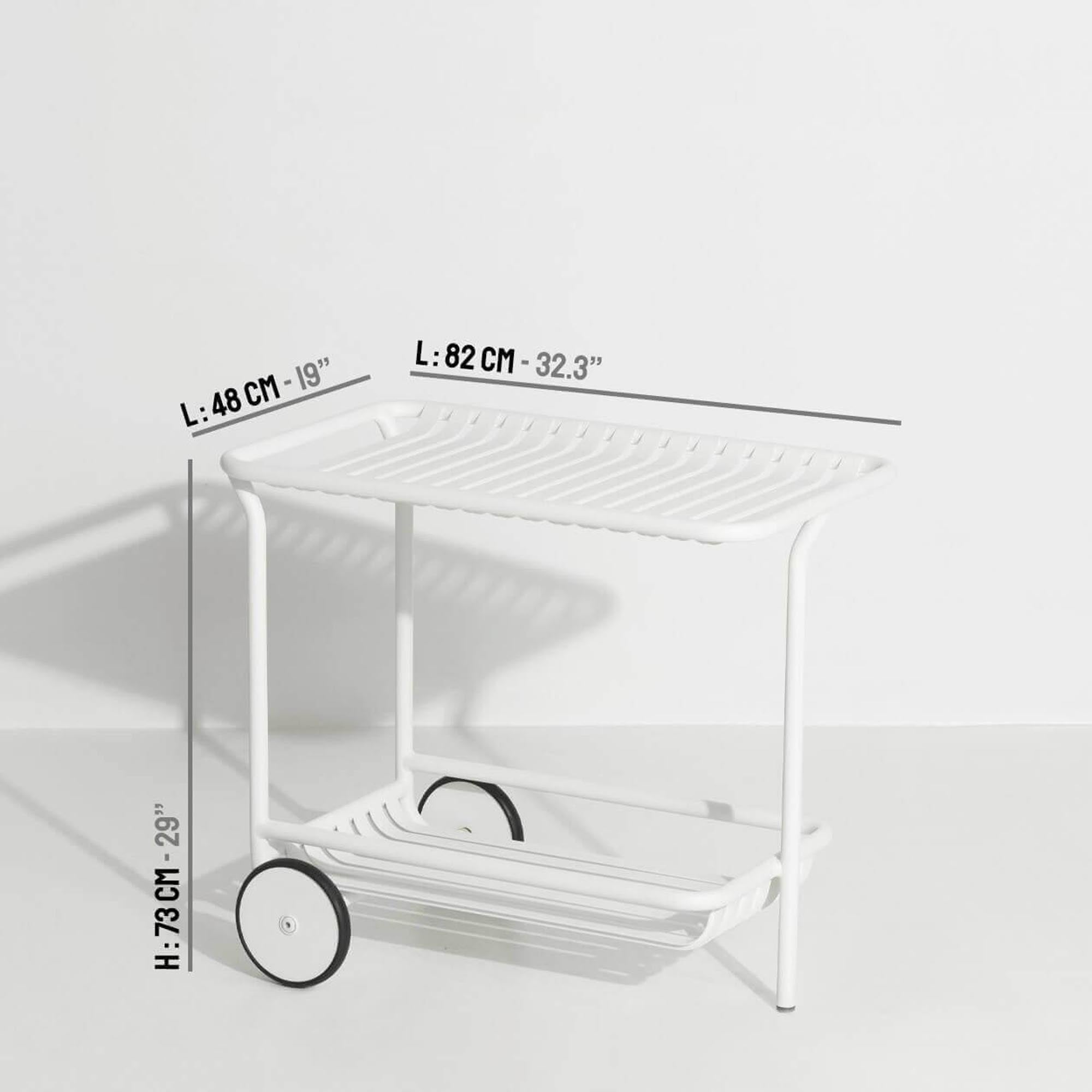 Stylischer Week-End Trolley von Petite Friture, ideal für Outdoor-Bereiche, kombiniert Funktionalität mit modernem Flair für entspannte Stunden im Freien.