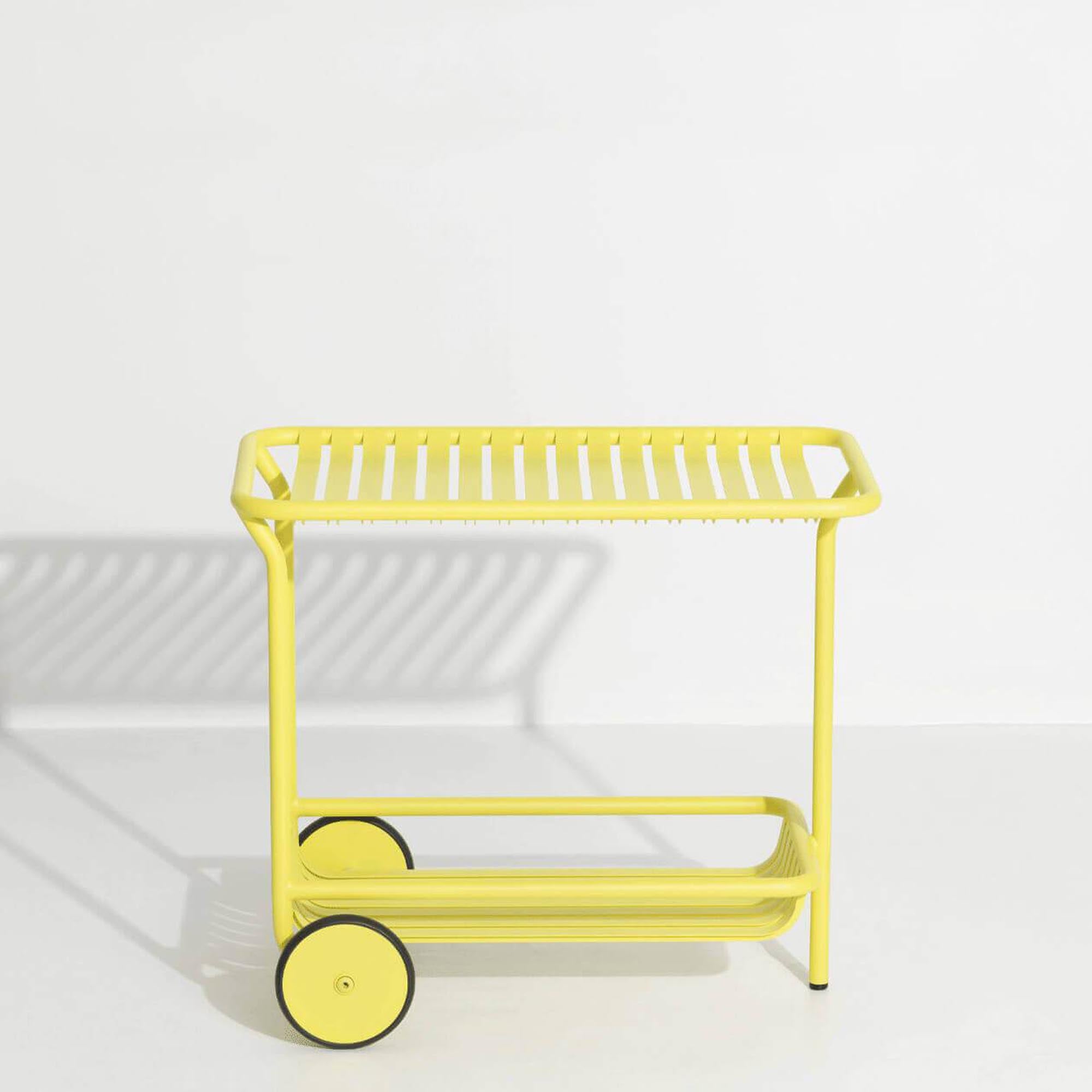 Stylischer Week-End Trolley von Petite Friture, perfekt für Outdoor-Events, um Snacks und Drinks stilvoll zu servieren.