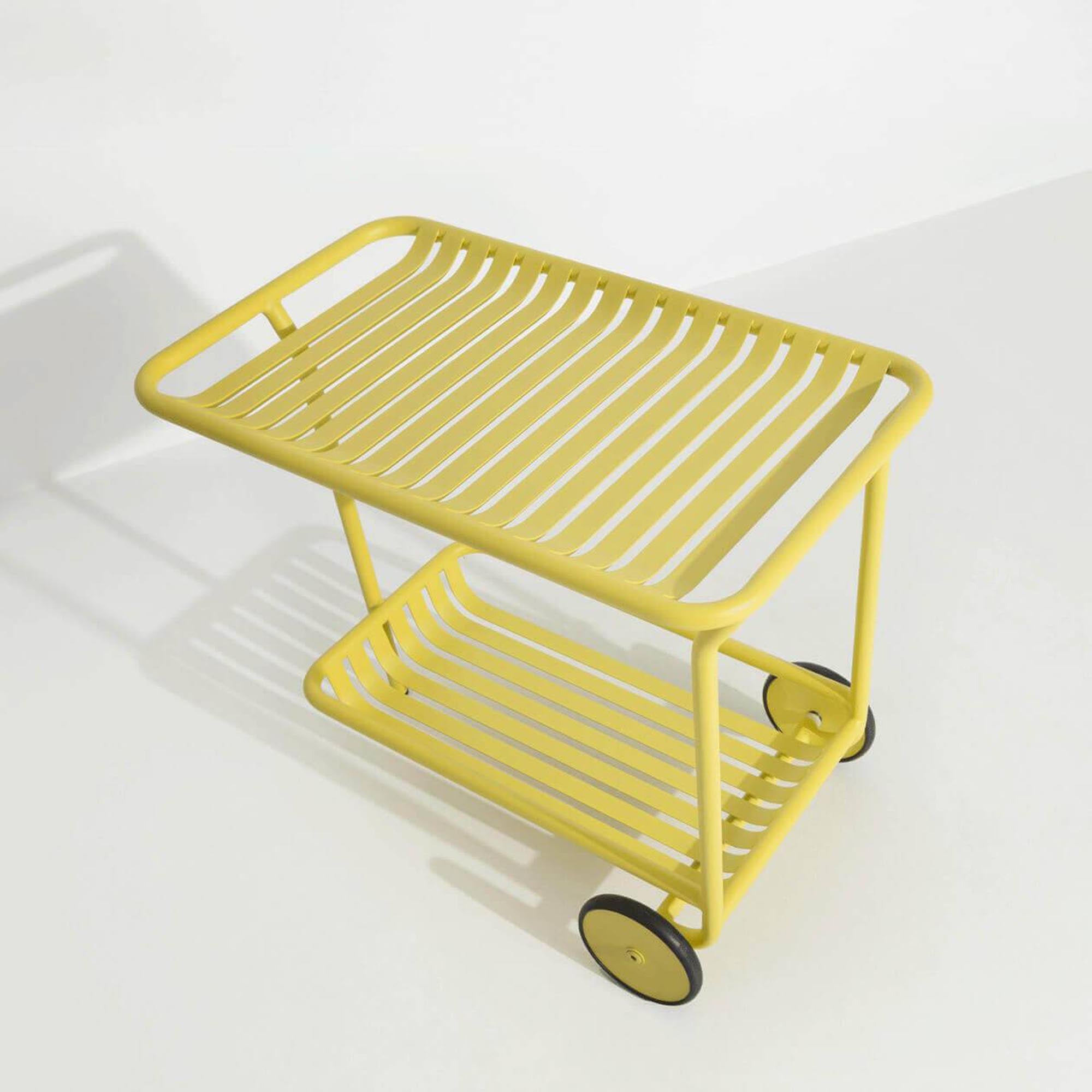 Stylischer Week-End Trolley von Petite Friture, ideal für den Garten oder Balkon, bietet praktischen Stauraum und Mobilität für Outdoor-Aktivitäten.