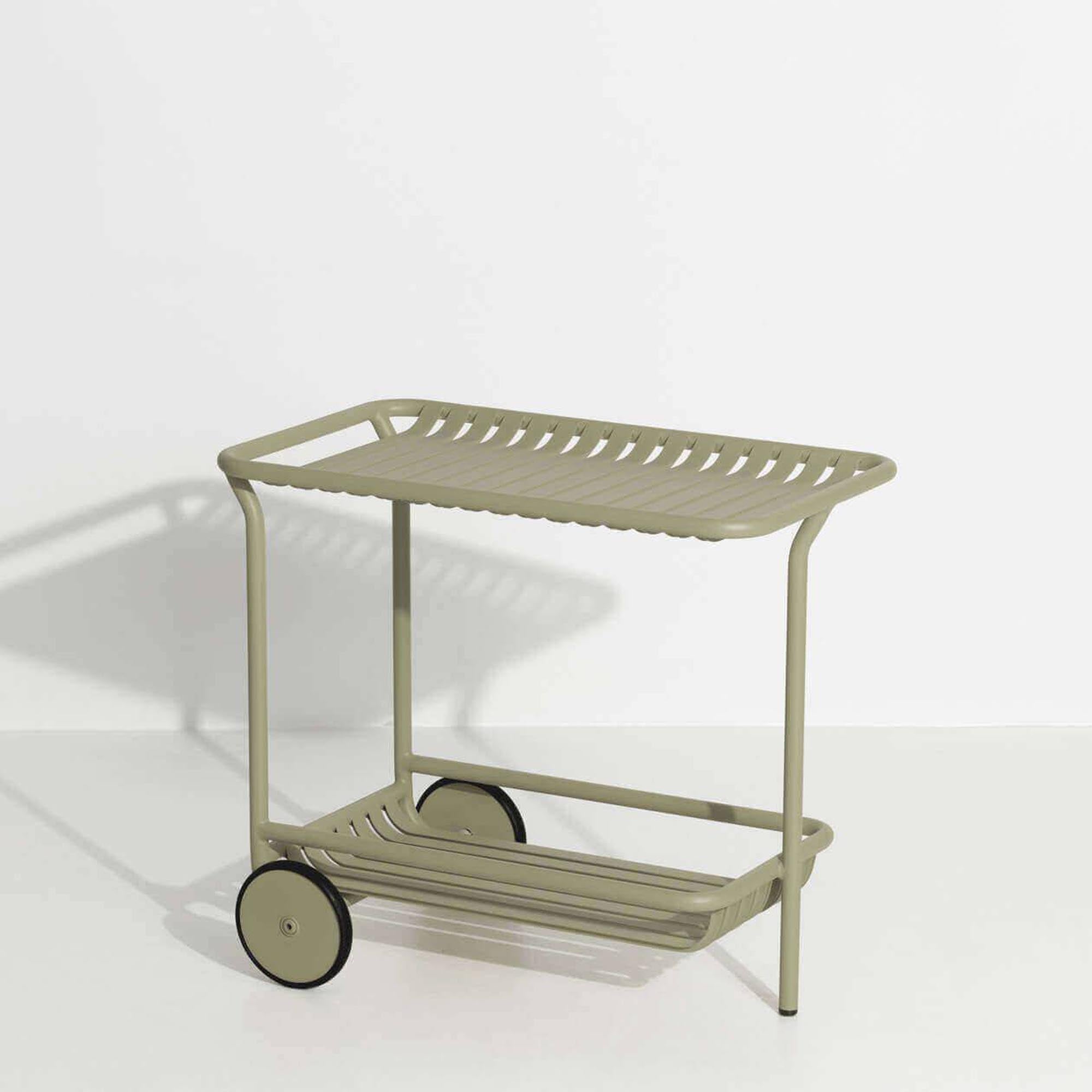 Entdecken Sie den eleganten Week-End Trolley von Petite Friture – der perfekte Beistelltisch für entspannte Stunden im Freien.