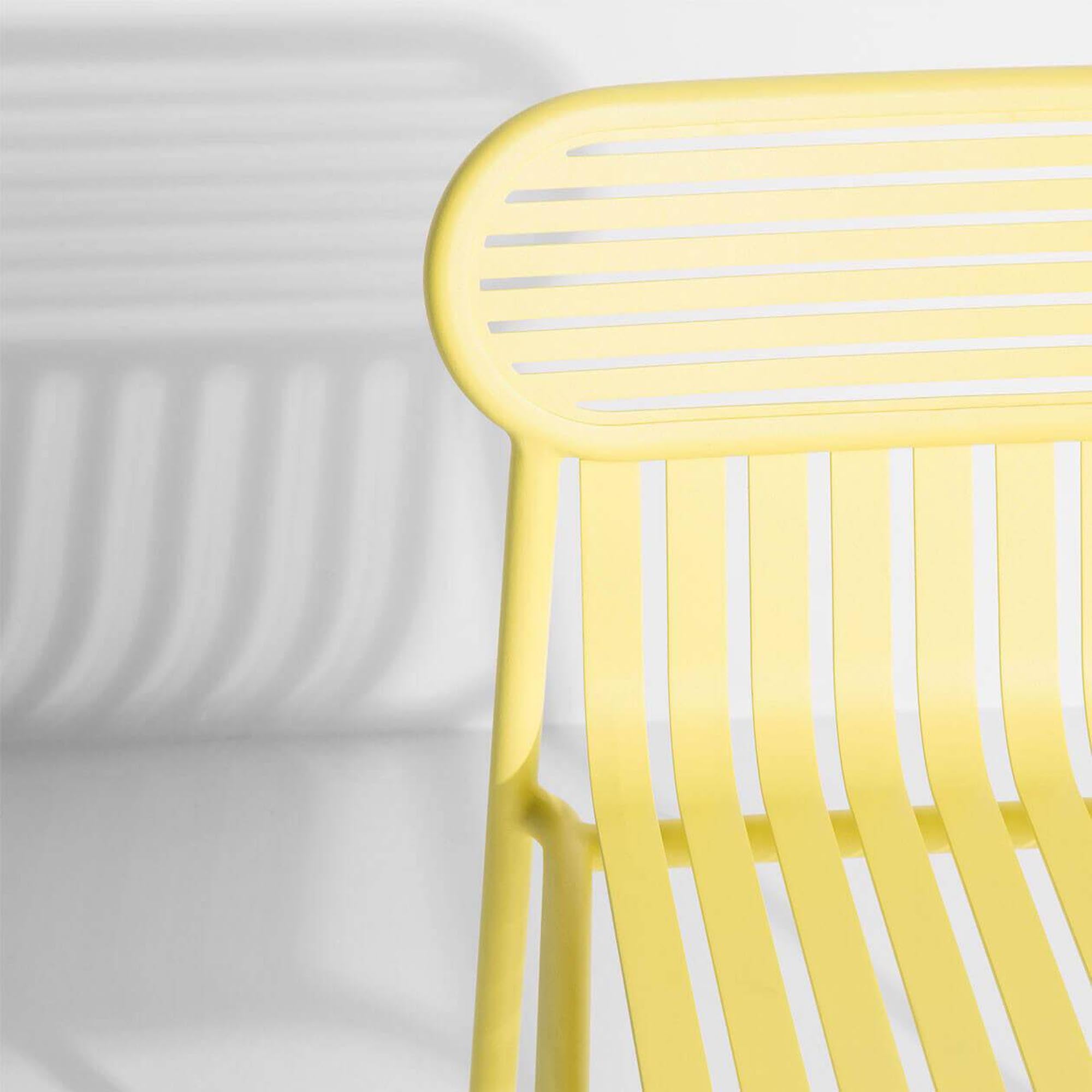 Entdecken Sie den Week-End Gartenstuhl von Petite Friture: Stilvoll, langlebig und perfekt für entspannte Stunden im Freien.