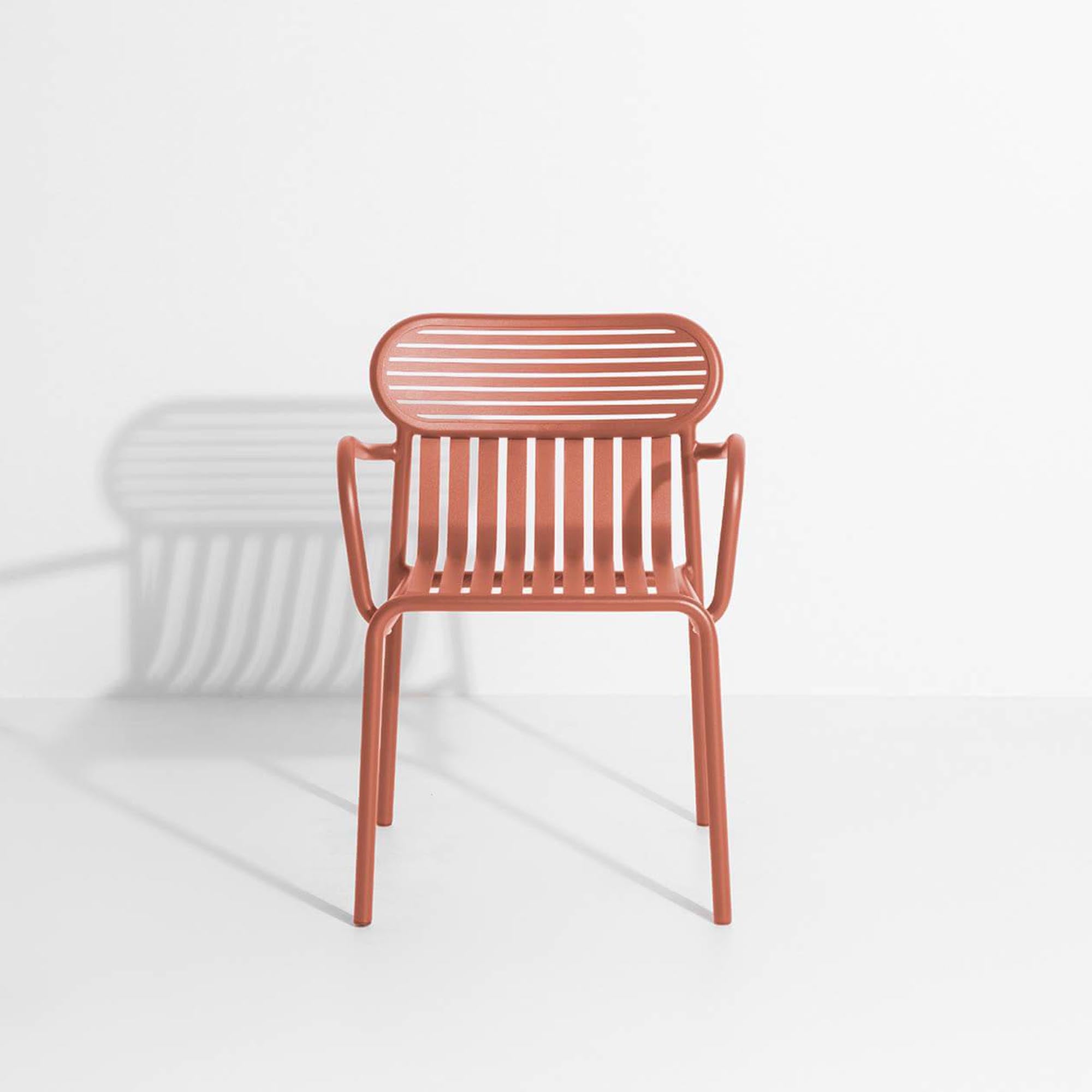 Stylischer Gartenstuhl mit Armlehnen für entspannte Stunden im Freien, entworfen von Petite Friture für modernes Outdoor-Design.