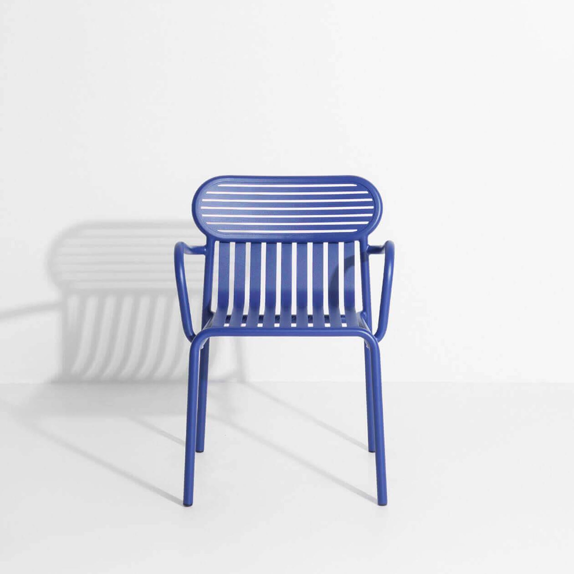 Stylischer Gartenstuhl mit Armlehnen von Petite Friture, perfekt für entspannte Stunden im Freien und zeitgemäßes Design.
