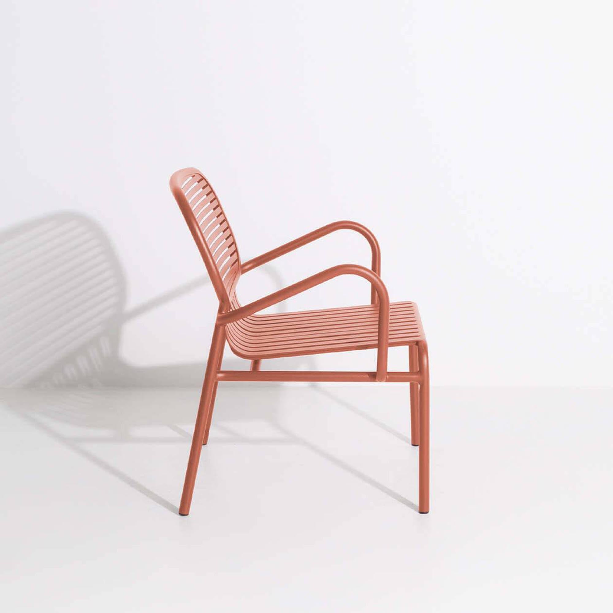 Eleganter Outdoor-Sessel von Petite Friture, ideal für gemütliche Stunden im Garten oder auf der Terrasse, mit komfortablen Armlehnen.