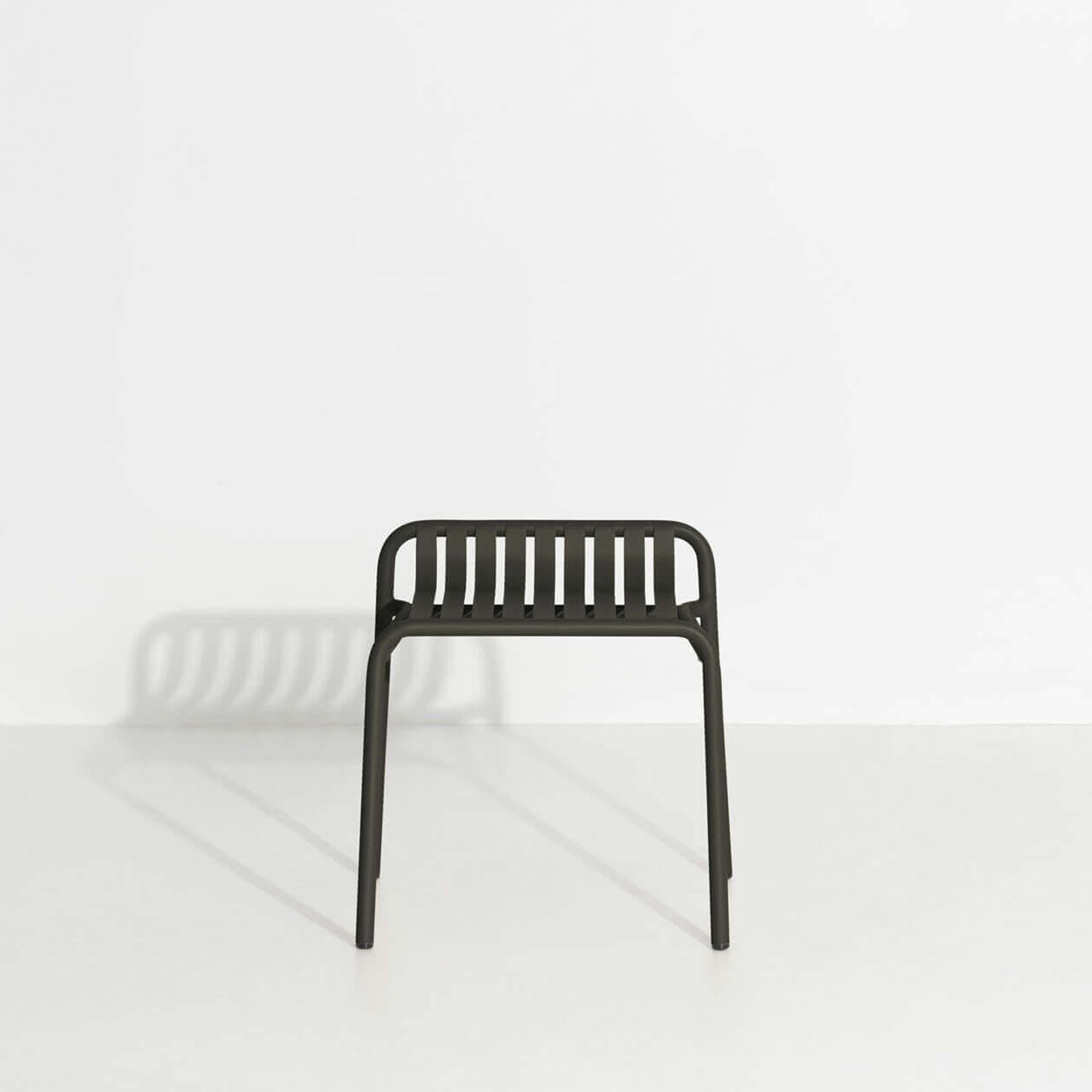 Stylischer Outdoor Hocker von Petite Friture, ideal für entspannte Stunden im Garten oder auf der Terrasse.