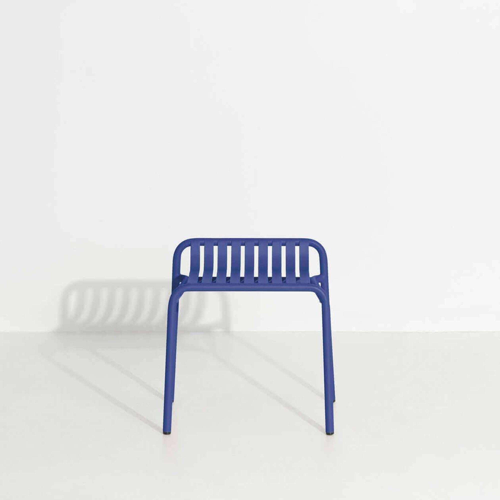 Eleganter Outdoor Hocker von Petite Friture, ideal für entspannte Stunden im Garten oder auf der Terrasse.