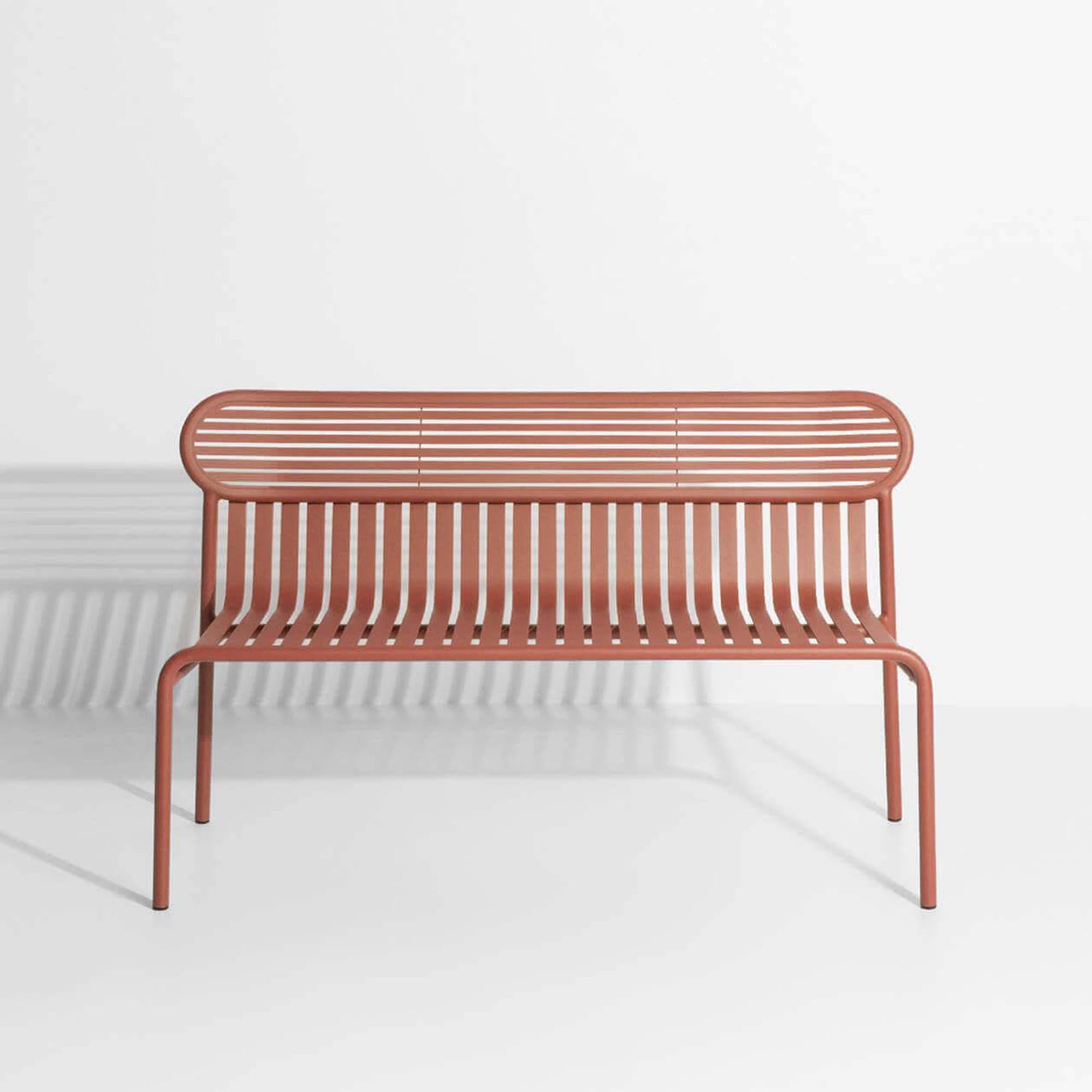 Elegante Week-End Gartenbank von Petite Friture, ideal für entspannte Stunden im Garten, erhältlich in verschiedenen stilvollen Farben.