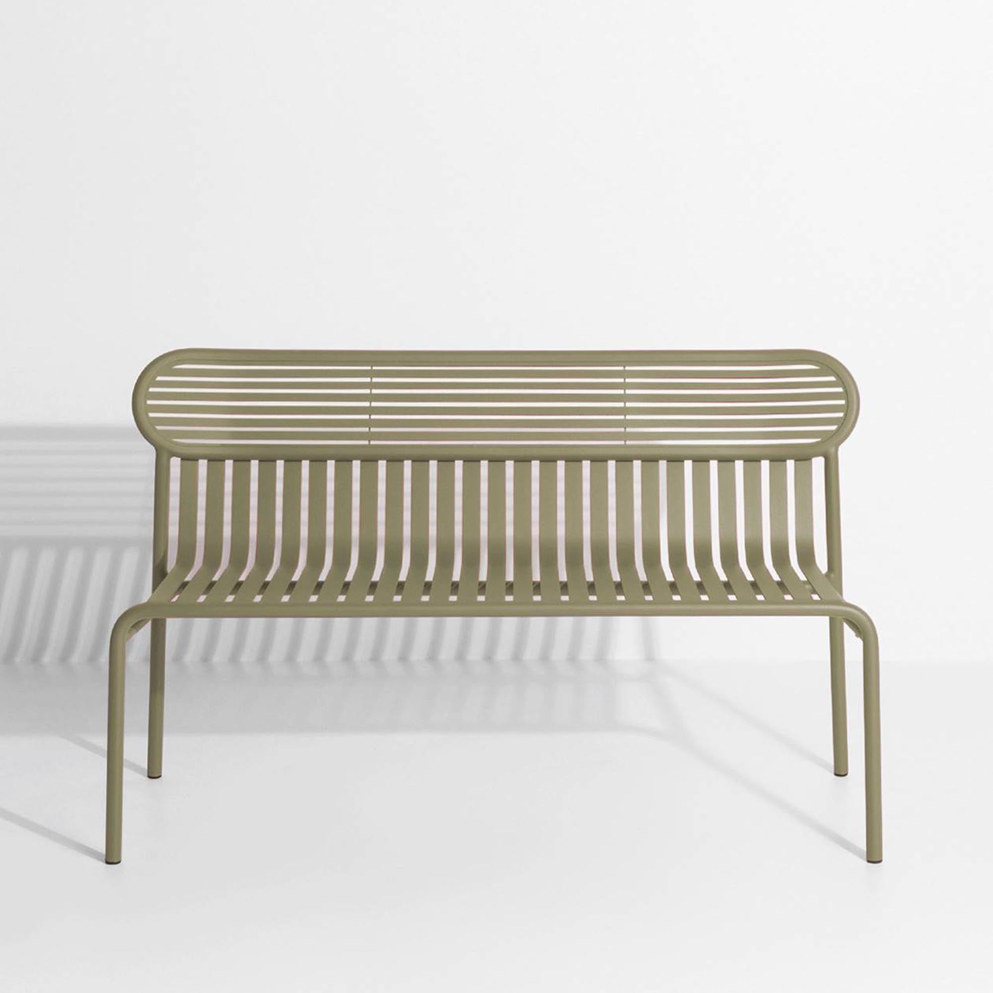 Elegante Week-End Gartenbank von Petite Friture, perfekt für gemütliche Momente im Freien, in mehreren attraktiven Farbtönen erhältlich.