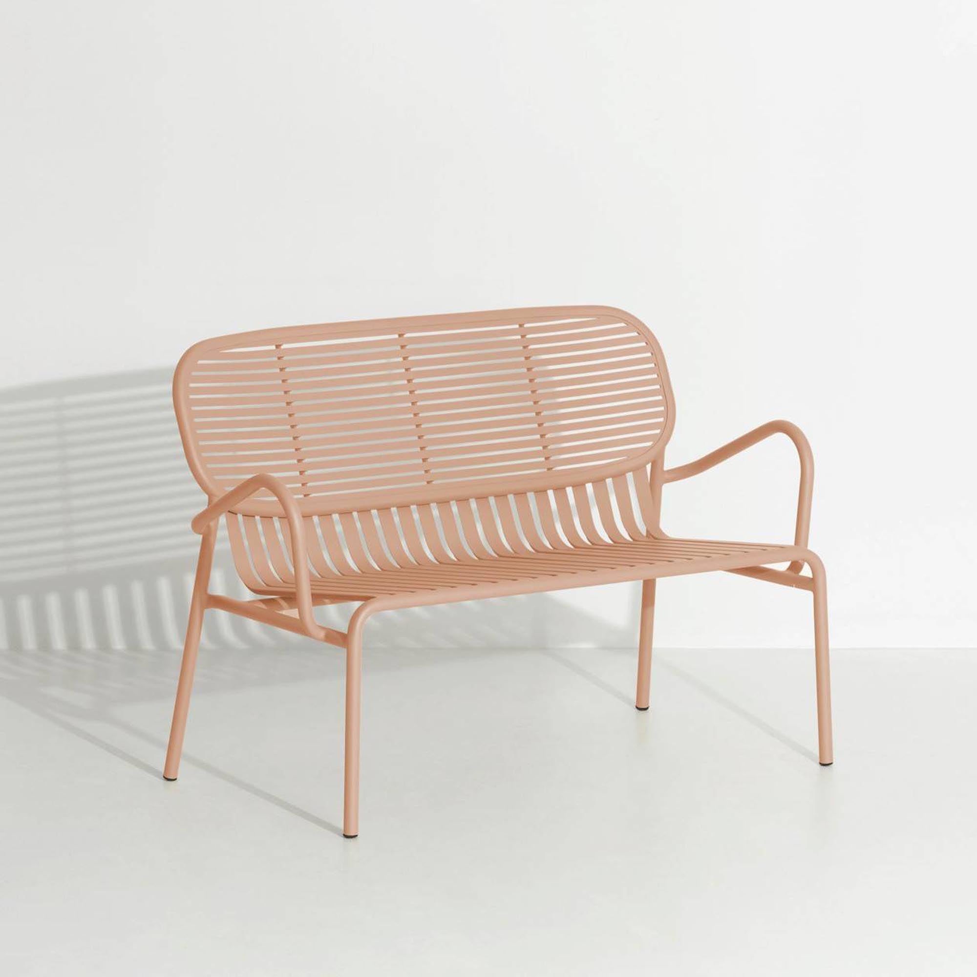 Elegante Week-End Gartenbank mit komfortablen Armlehnen, perfekt für gemütliche Momente im Garten, designt von Petite Friture.