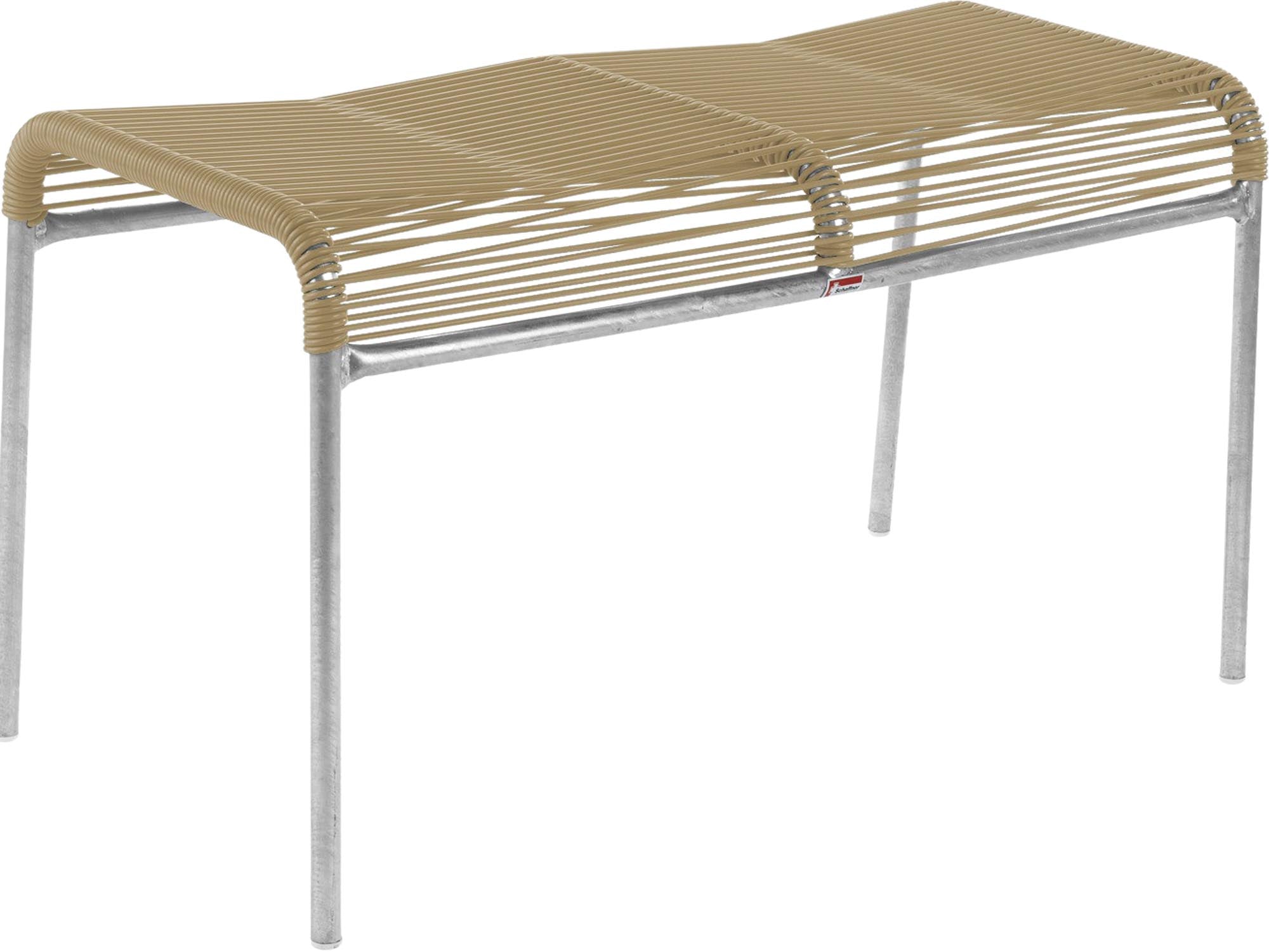 Zwei elegante Säntis Spaghetti Hocker von Schaffner, ideal für den Garten oder die Terrasse, vereinen modernes Design mit praktischer Nutzung.