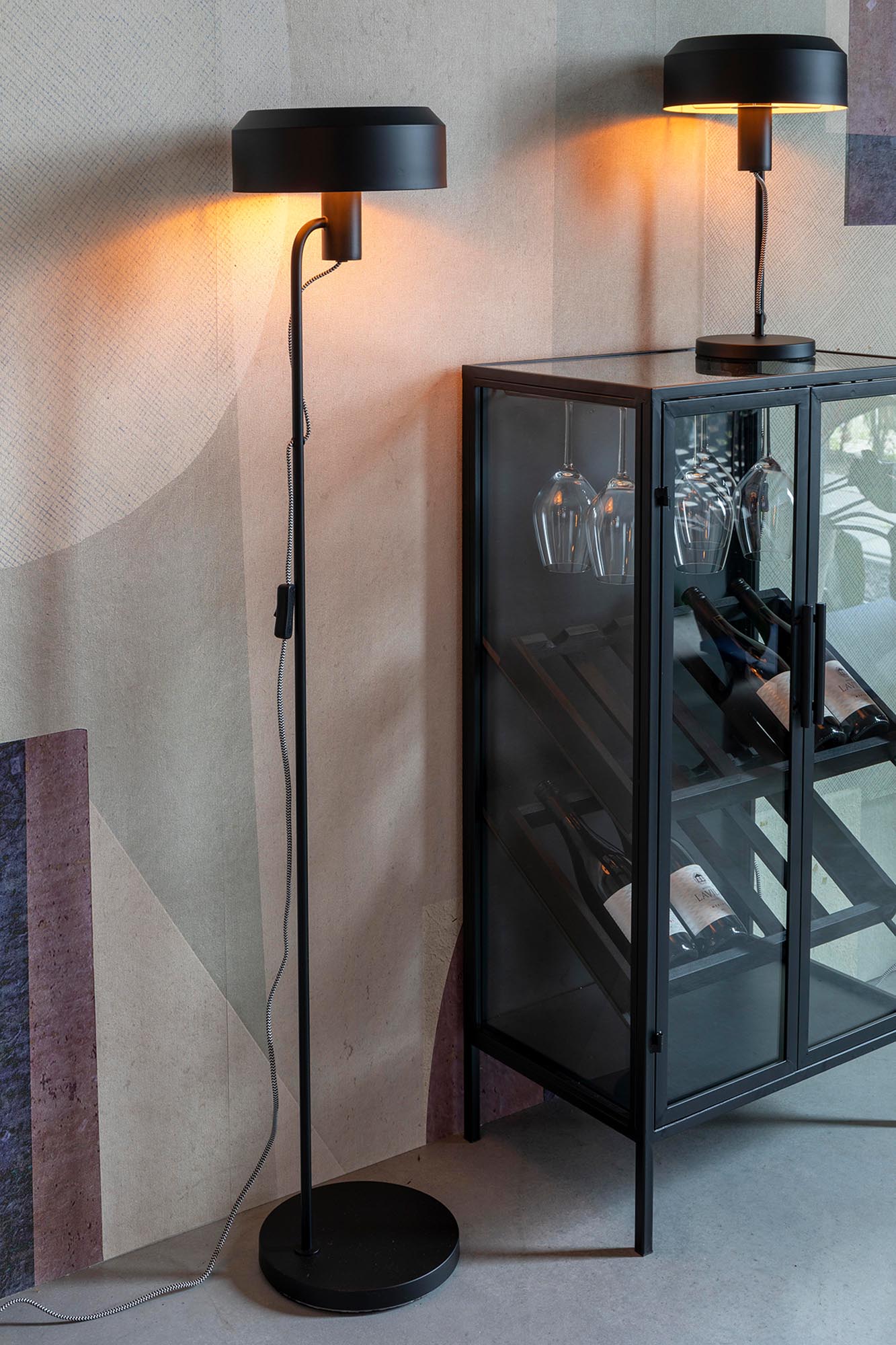 Das stilvolle Weinregal ROB von White Label Living fasziniert mit Platz für 12 Flaschen und einem zeitgemäßen, eleganten Look.