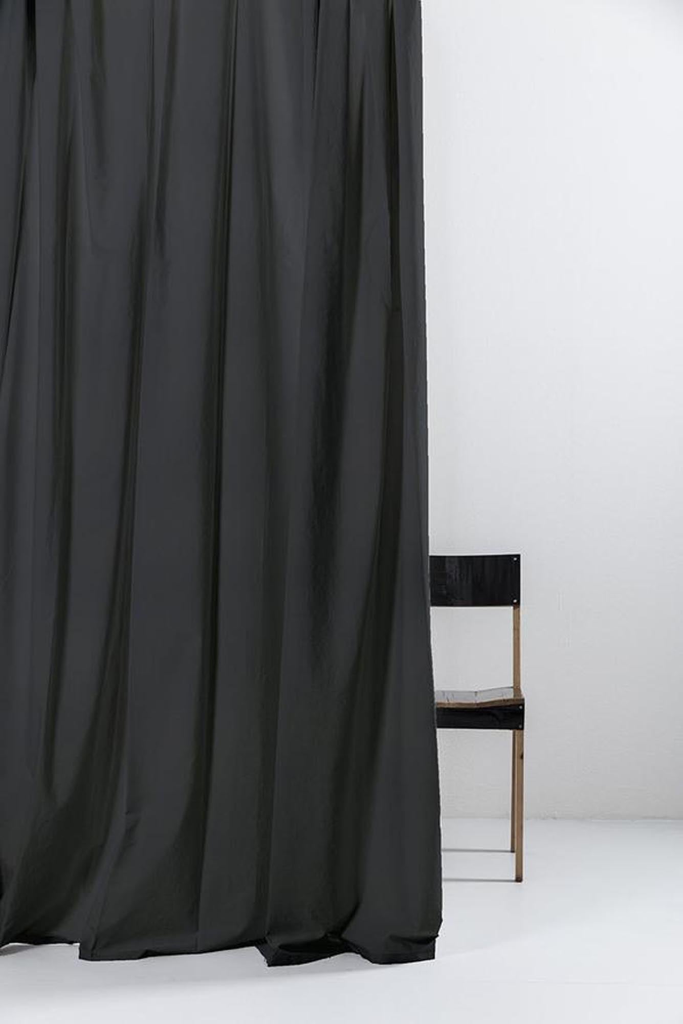 Eleganter grauer Vorhang aus feiner ägyptischer Baumwolle, perfekt für eine moderne Inneneinrichtung und stilvolle Akzente im Raum.