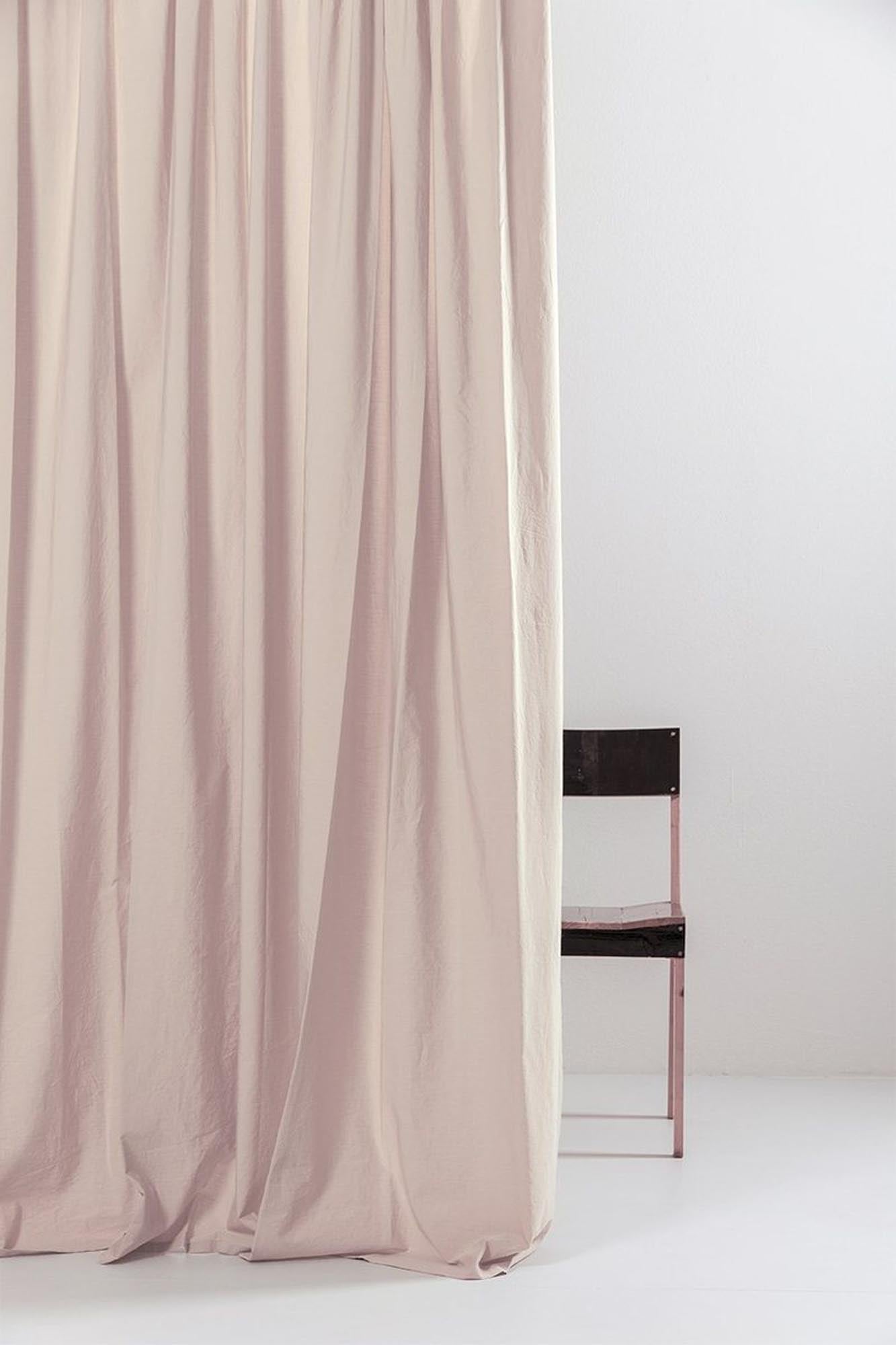 Eleganter rosa Vorhang aus ägyptischer Baumwolle von ZigZagZurich – perfekter Akzent für stilvolle Räume und gemütliche Atmosphäre.