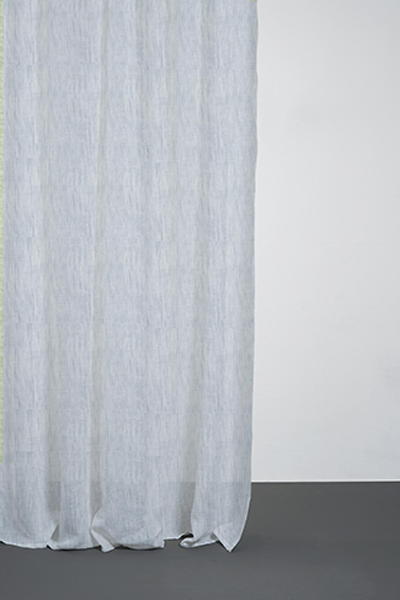 Eleganter Leinenvorhang von ZigZagZurich, der durch seine dezente Farbpalette und leichte Textur eine entspannte Atmosphäre schafft.