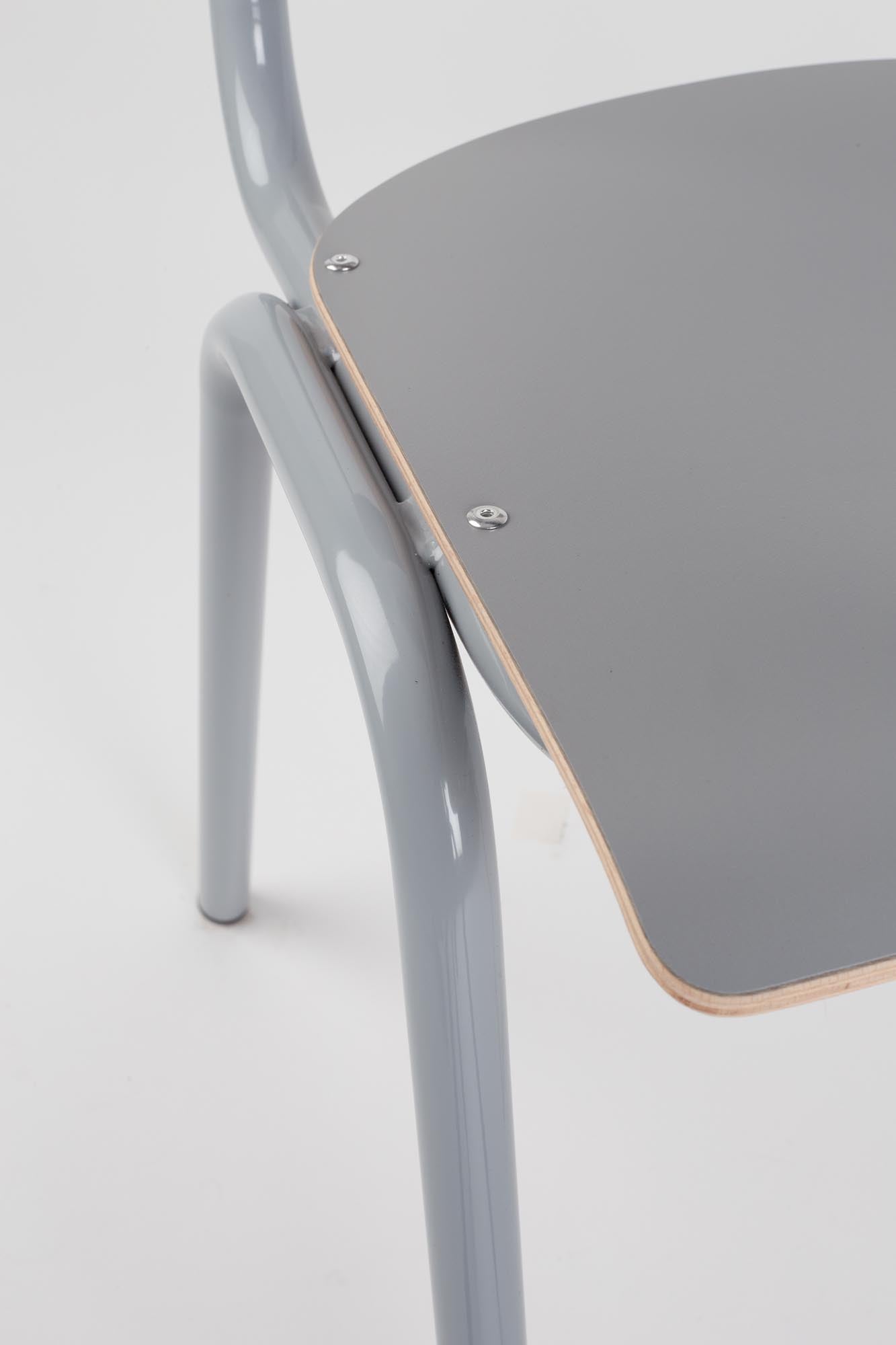 Moderner Zuiver Stuhl "Back to School" in stilvollem Design, perfekt für komfortables Sitzen beim Lernen oder Arbeiten.