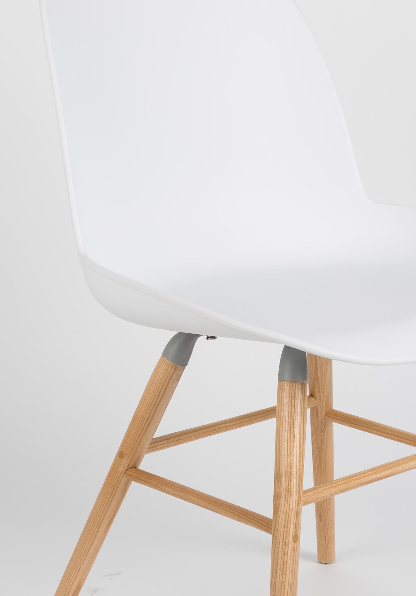 Entdecken Sie den Albert Kuip Stuhl von Zuiver: Elegantes Eschenholz, ergonomisch gestaltet für höchsten Komfort und stilvolle Akzente in jedem Raum.