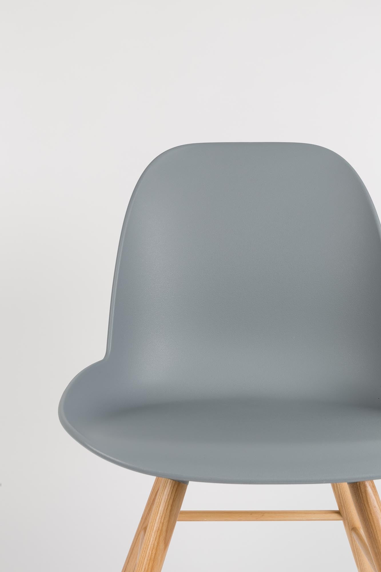 Der Albert Kuip Stuhl von Zuiver vereint stilvolle Eleganz mit optimalem Sitzkomfort – perfekt für Ihr Zuhause oder Büro.