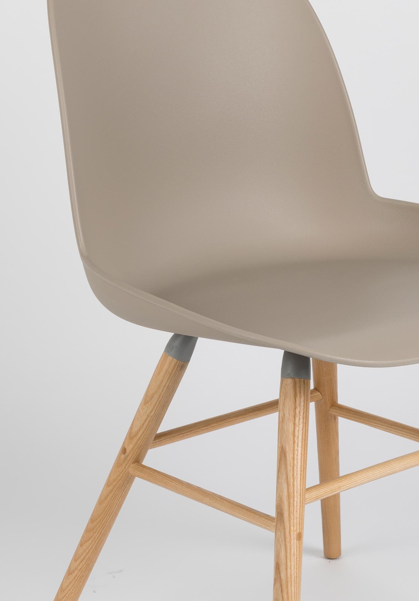 Stylischer Albert Kuip Stuhl von Zuiver in ansprechendem Design, perfekt für jeden Raum und vielseitig einsetzbar.
