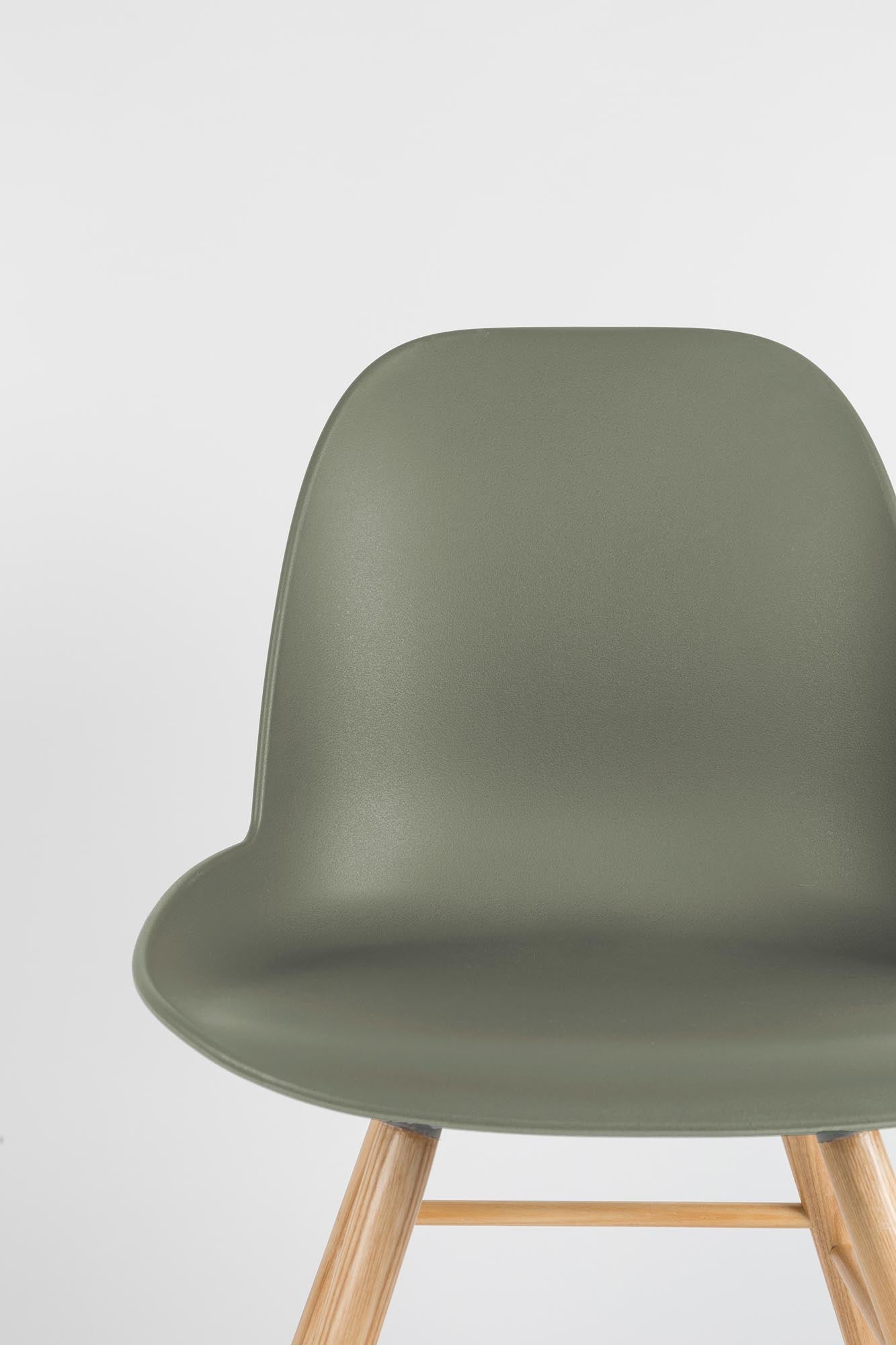 Erleben Sie den Albert Kuip Stuhl von Zuiver: Modernes Design, langlebiges Eschenholz und ergonomischer Komfort für stilvolle Wohnräume.