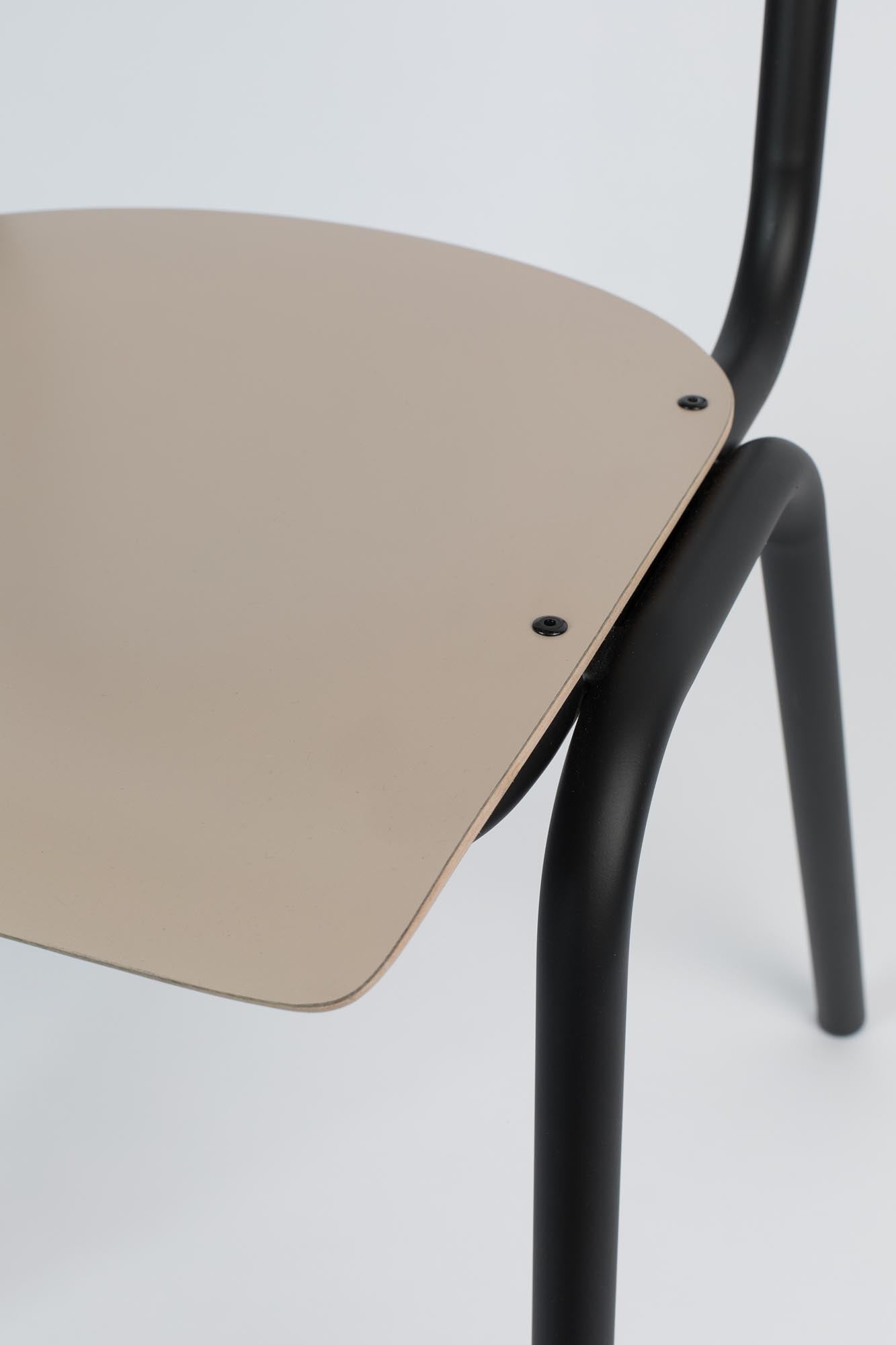 Entdecken Sie den "Back to School" Stuhl von Zuiver: Ein stilvoller Mix aus nostalgischem Design, robusten Materialien und vielseitiger Funktionalität für jeden Raum.
