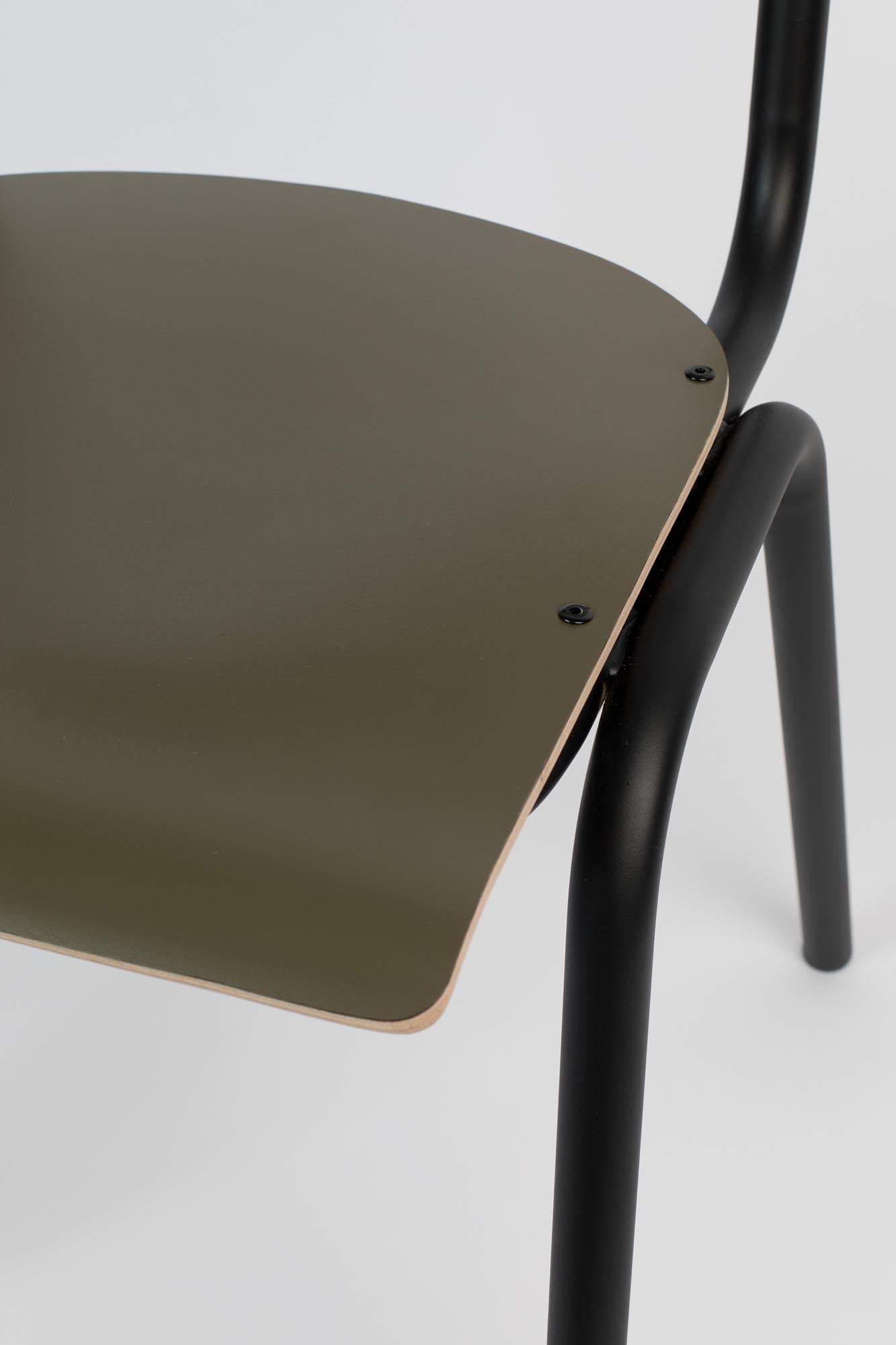 Moderner Stuhl "Back to School" von Zuiver, kombiniert nostalgisches Design mit zeitgemäßer Bequemlichkeit, ideal für jeden Raum.