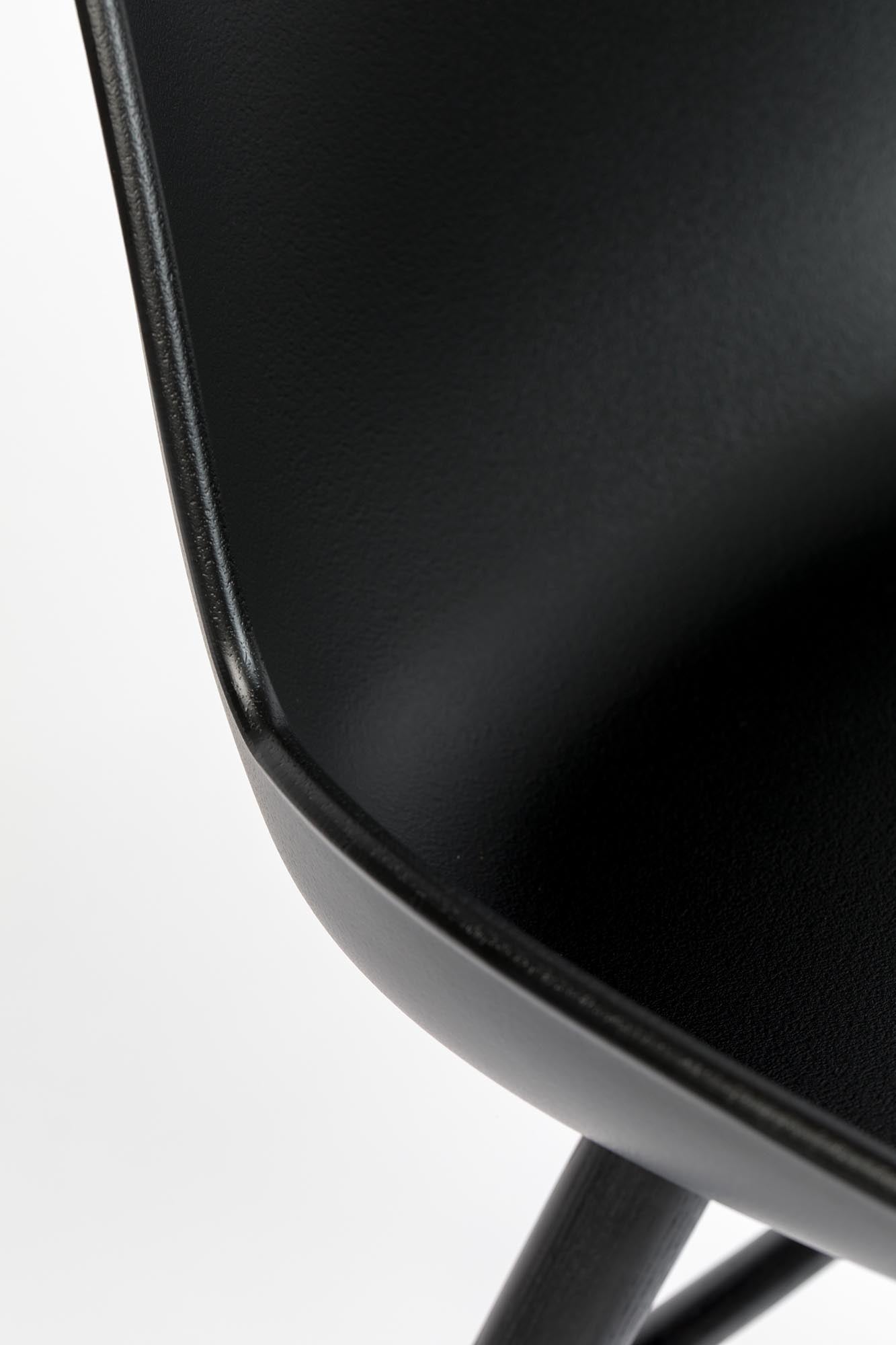 Der Albert Kuip Stuhl von Zuiver besticht durch sein stilvolles Design und hervorragende Ergonomie – perfekt für jeden Raum.