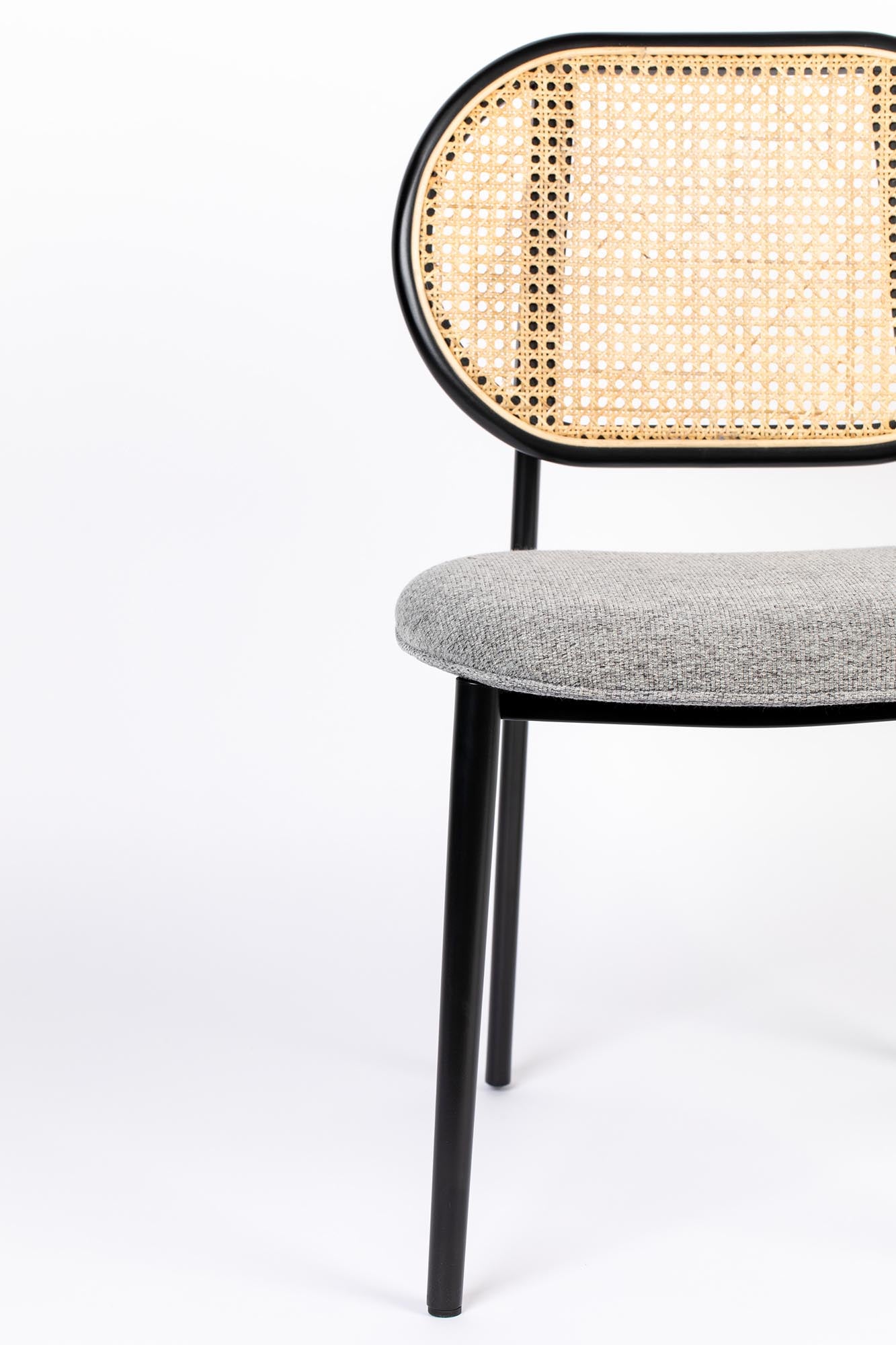 Entdecken Sie den Zuiver Spike Stuhl: Stilvolles Design trifft auf höchsten Sitzkomfort für Ihr modernes Zuhause.