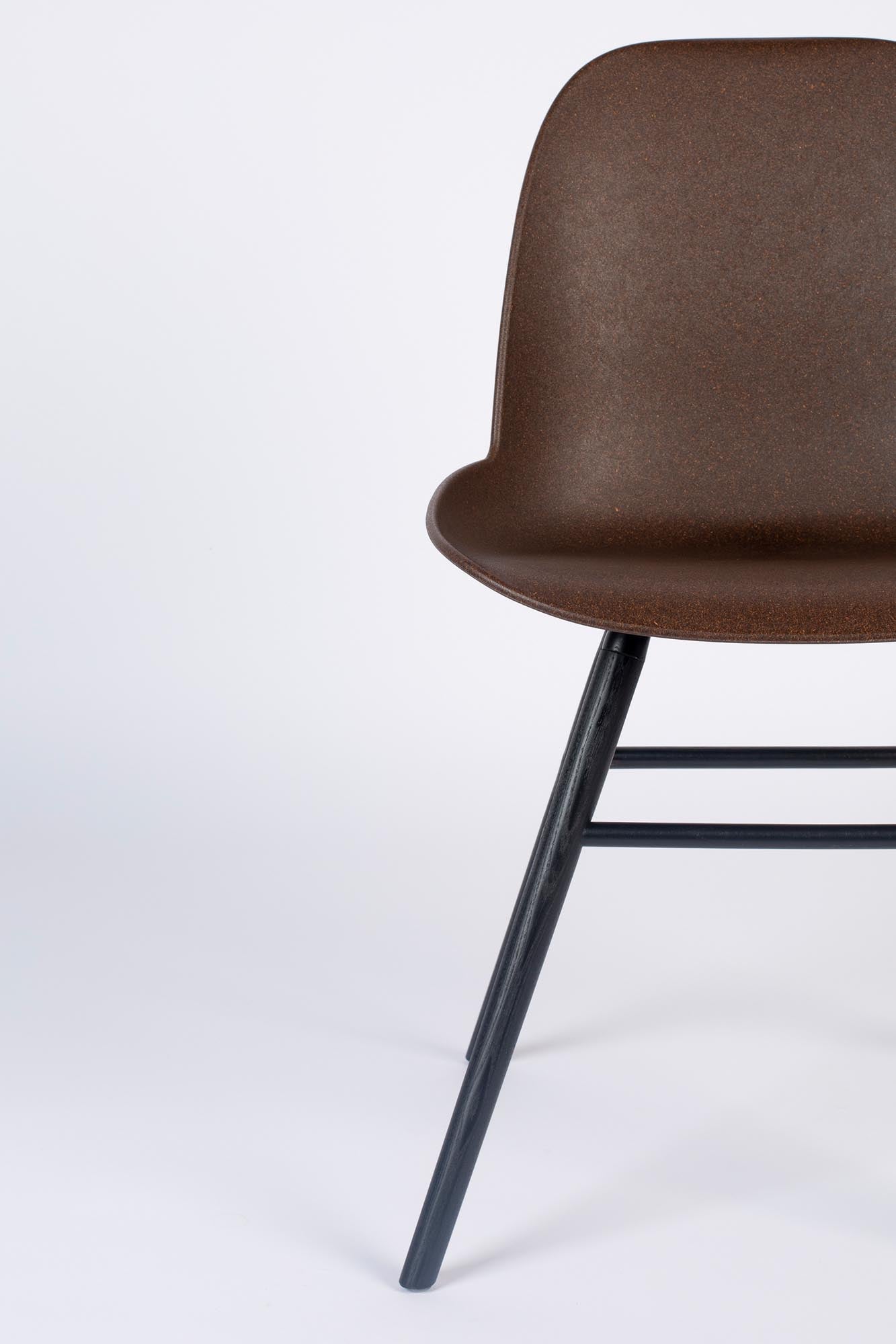 Entdecken Sie den Albert Kuip Stuhl von Zuiver – eine elegante Kombination aus modernem Design und komfortabler Ergonomie.