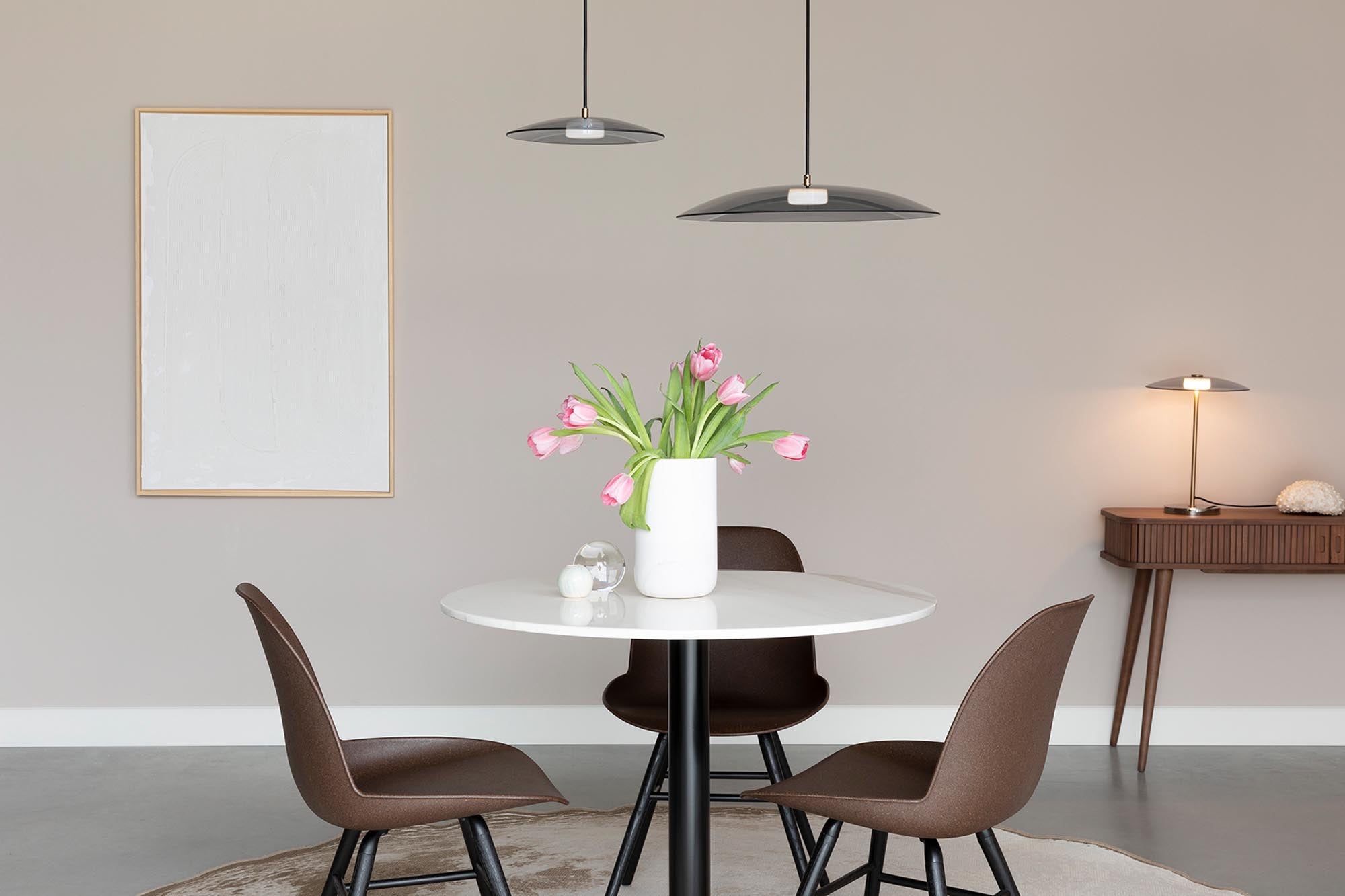 Der Albert Kuip Stuhl von Zuiver vereint modernes Design mit Funktionalität und passt perfekt in jedes Wohnambiente.