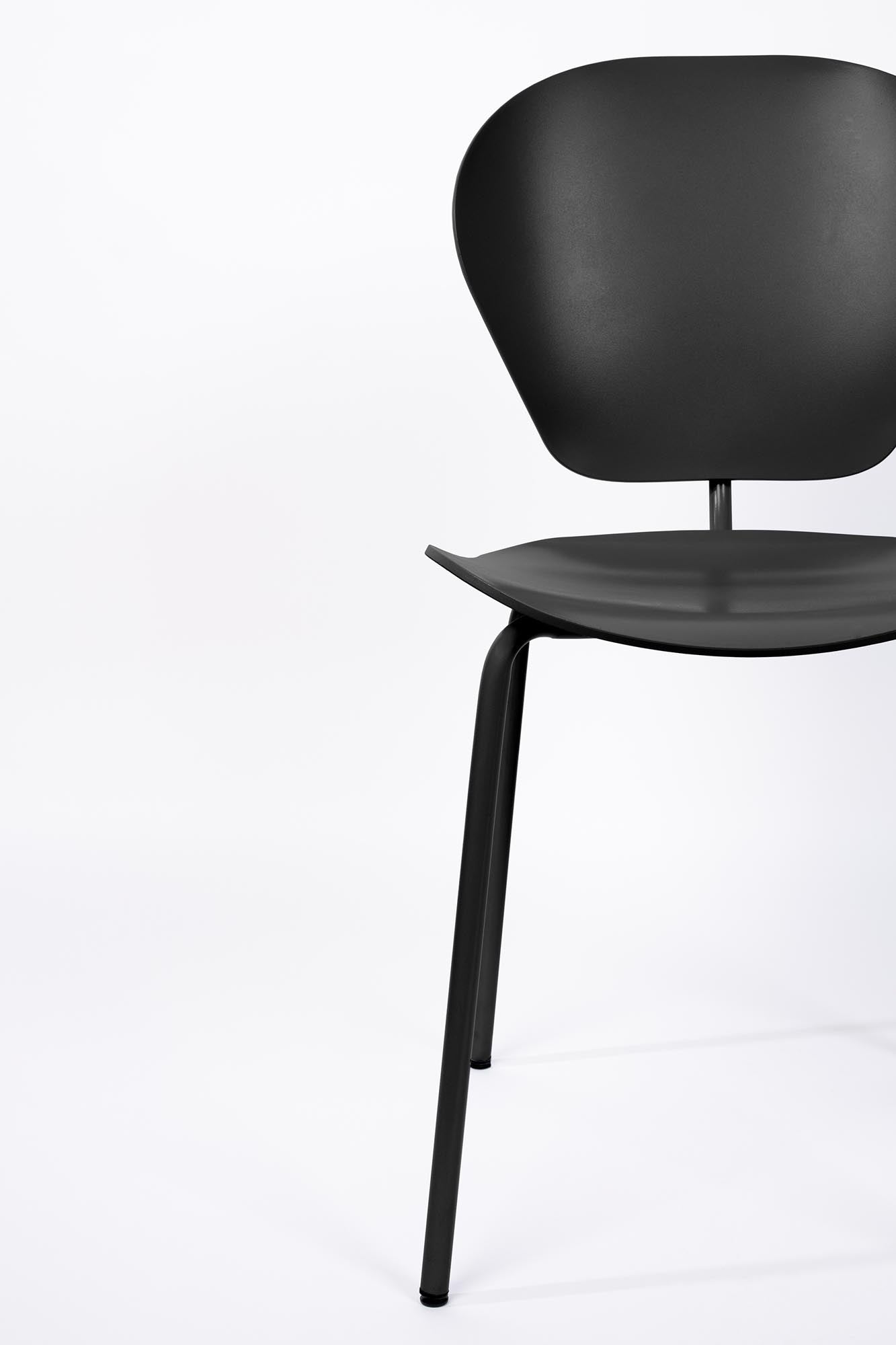 Entdecken Sie den Stuhl The Ocean von Zuiver: Stilvolles Design, nachhaltige Materialien und hoher Sitzkomfort für jeden Raum.