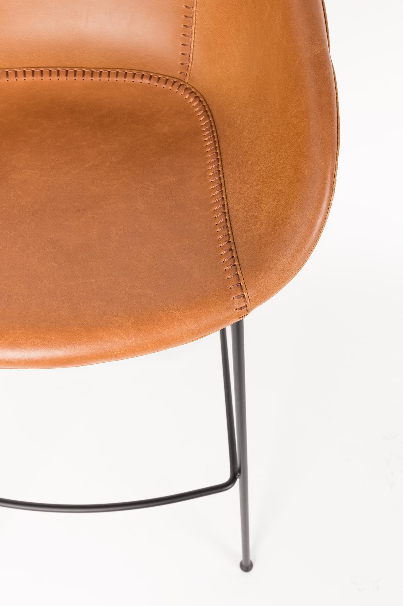 Der Barstuhl Feston von Zuiver besticht durch sein elegantes Design und hervorragende Bequemlichkeit – ideal für trendige Wohnräume und Gastronomie.