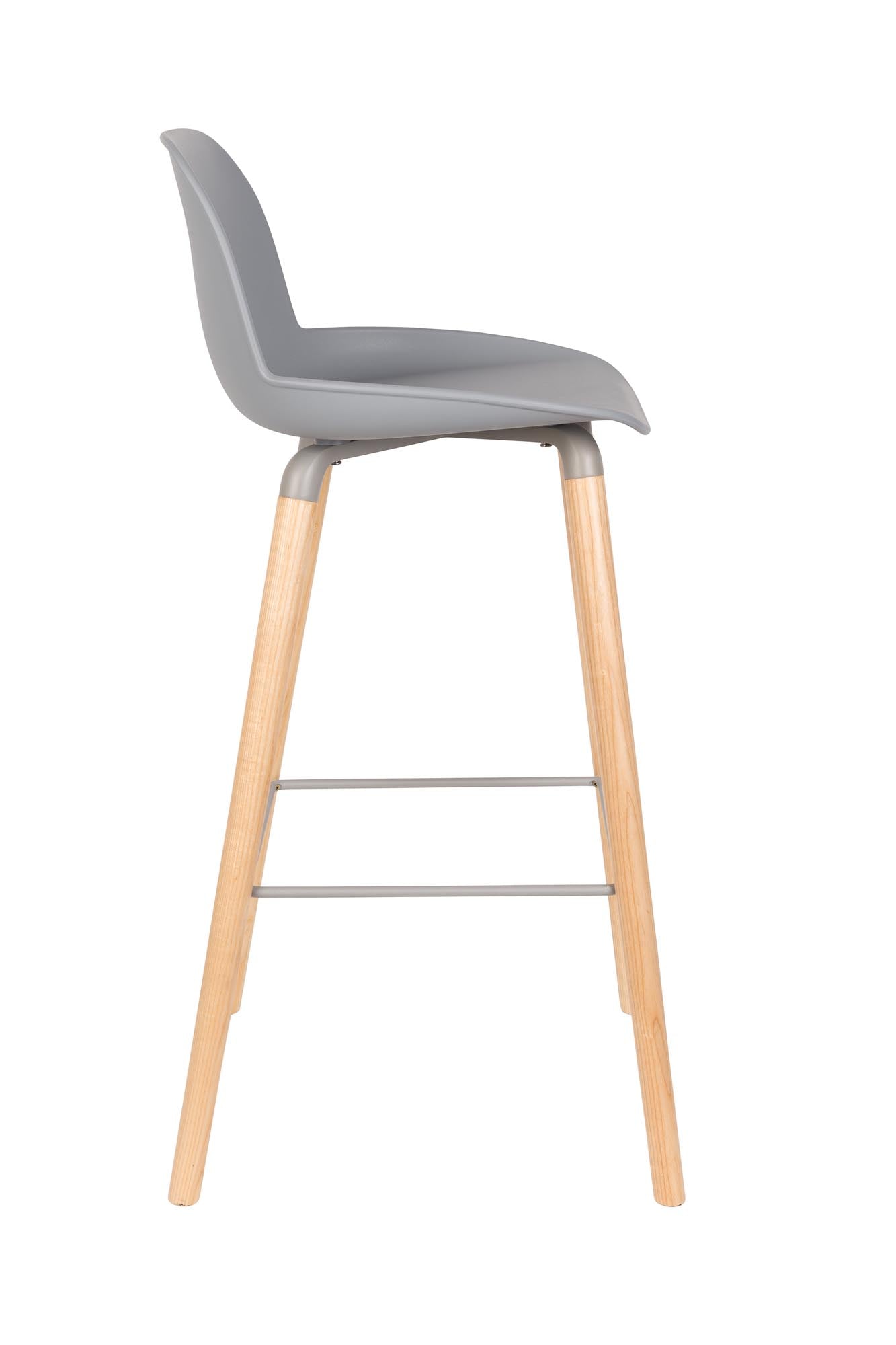 Der Albert Kuip Barstuhl von Zuiver besticht durch modernes Design und hohen Sitzkomfort, ideal für trendbewusste Wohnräume.