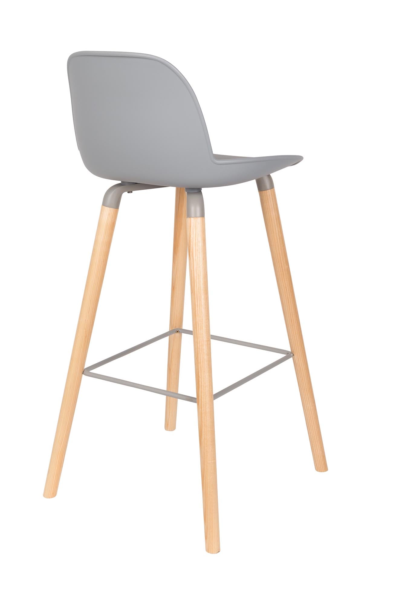 Der Albert Kuip Barstuhl von Zuiver vereint stilvolle Eleganz mit optimalem Komfort, perfekt für stilvolle Küchen und Bars.