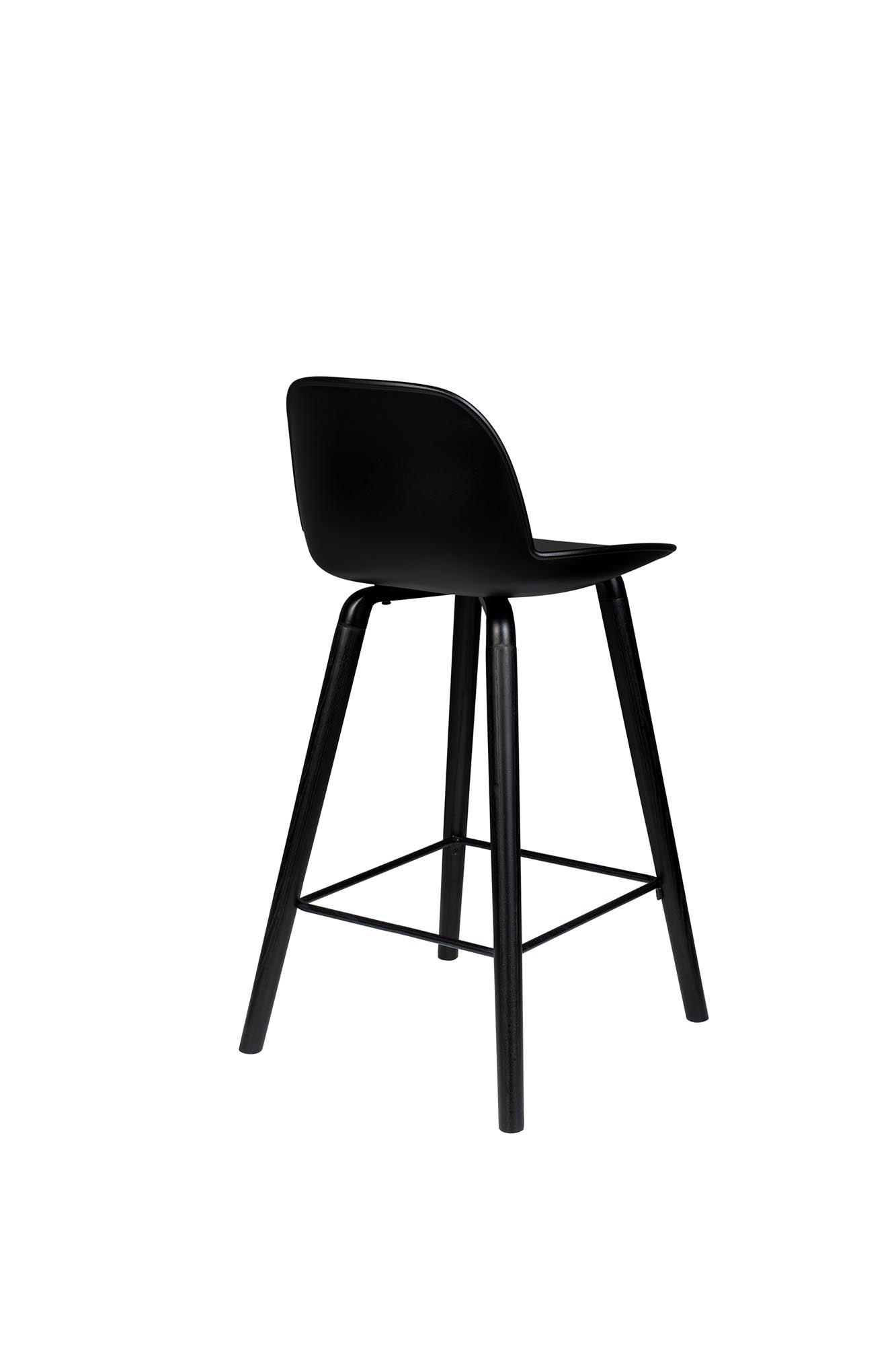 Der Albert Kuip Barstuhl von Zuiver besticht durch sein stilvolles Design und hohen Sitzkomfort – ideal für trendbewusste Wohnräume.
