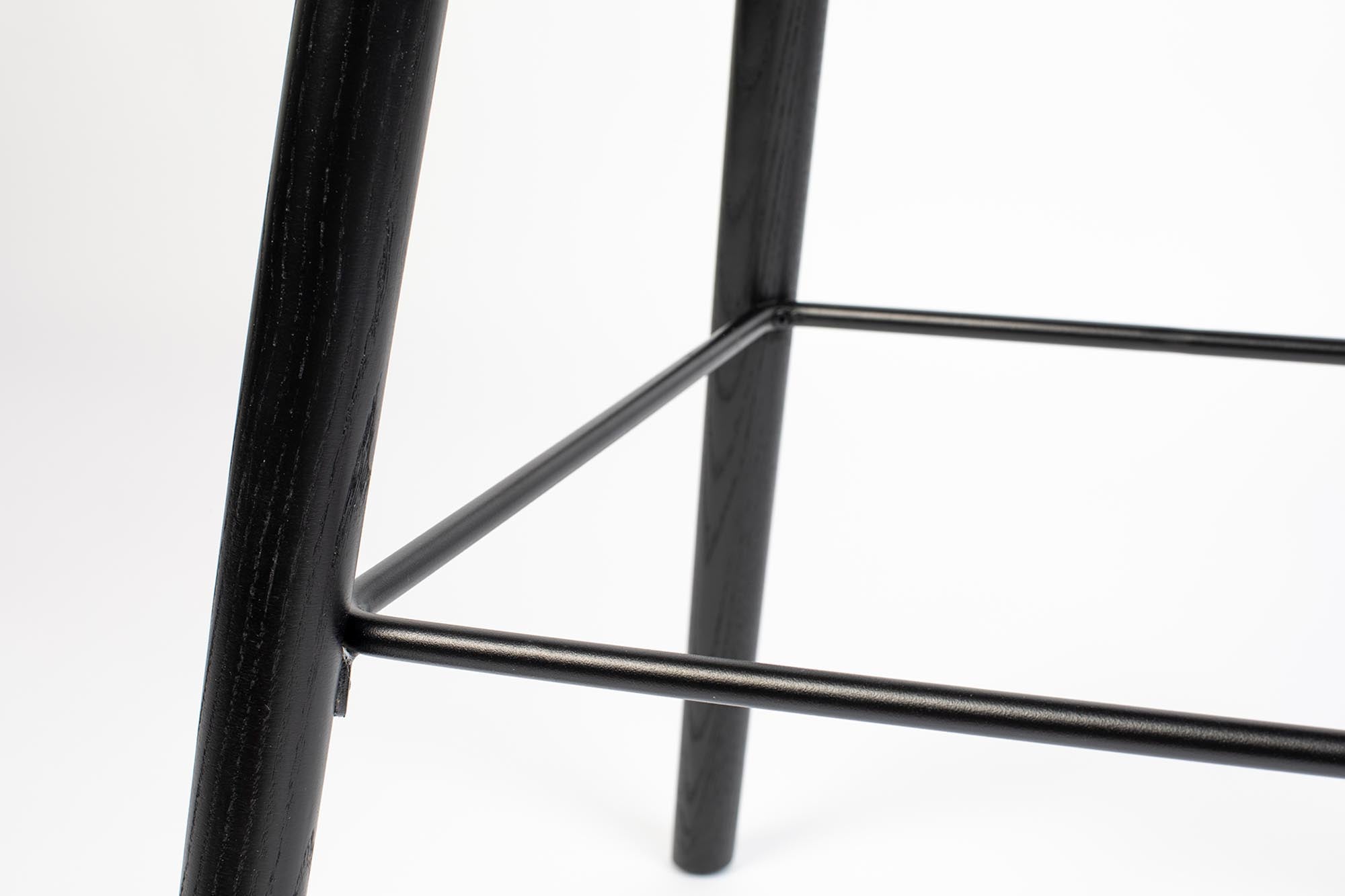 Der Albert Kuip Barstuhl von Zuiver vereint modernes Design mit hohem Sitzkomfort. Perfekt für trendige Küchen und Bars, erhältlich in vielen Farben.