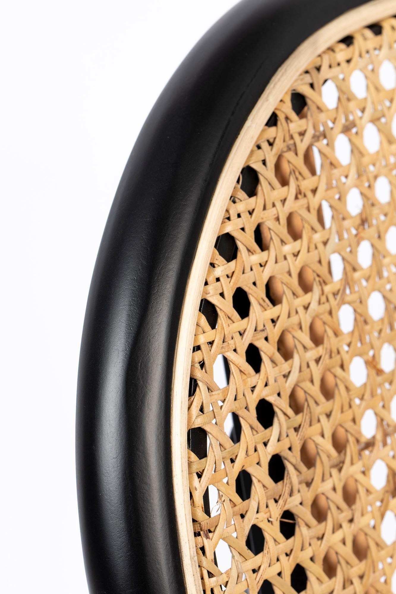 Stylischer Barstuhl Spike von Zuiver, ideal für trendige Bars und Küchen, vereint Komfort und zeitgemäßes Design in einem.