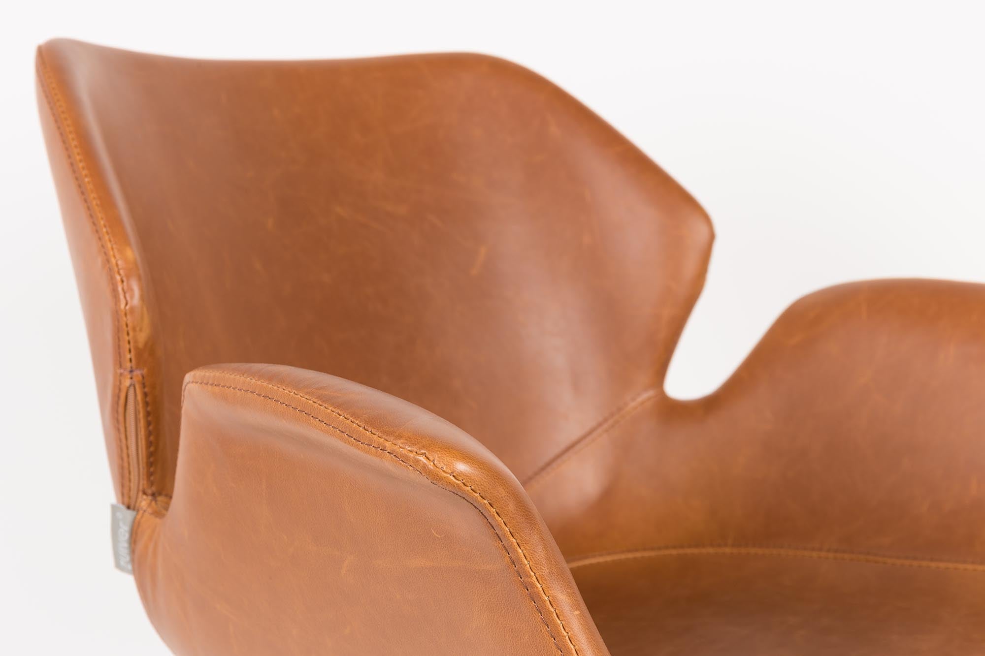 Eleganter Bürostuhl Nikki von Zuiver, ideal für stilvolle Büros, vereint ergonomisches Design mit hochwertiger Verarbeitung.