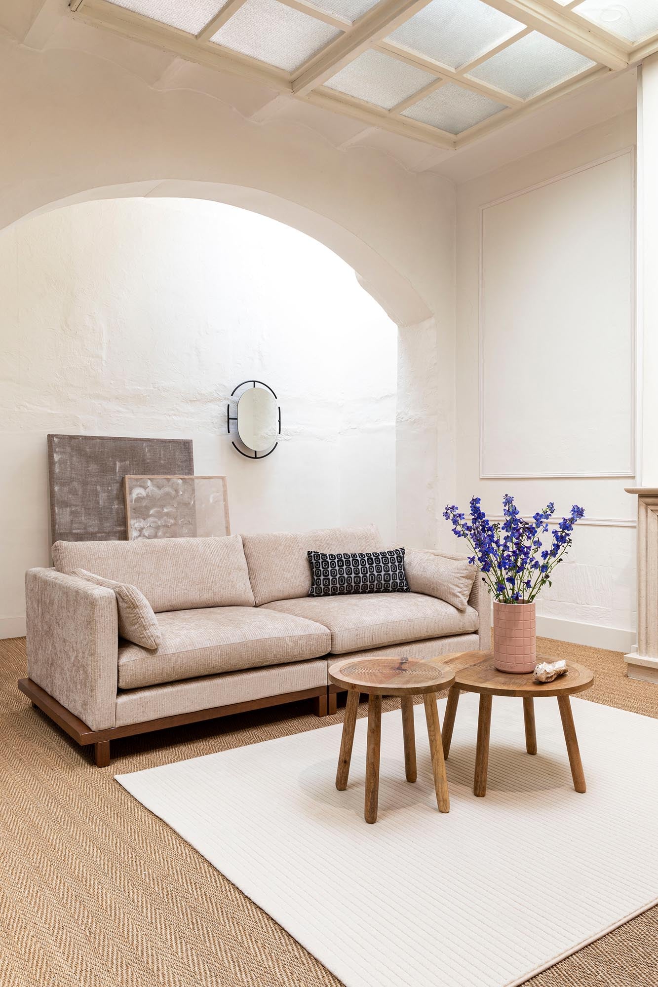 Erleben Sie das Blossom 3-Sitzer Sofa von Zuiver – ein modernes Möbelstück, das Komfort und Stil in Ihr Wohnzimmer bringt.