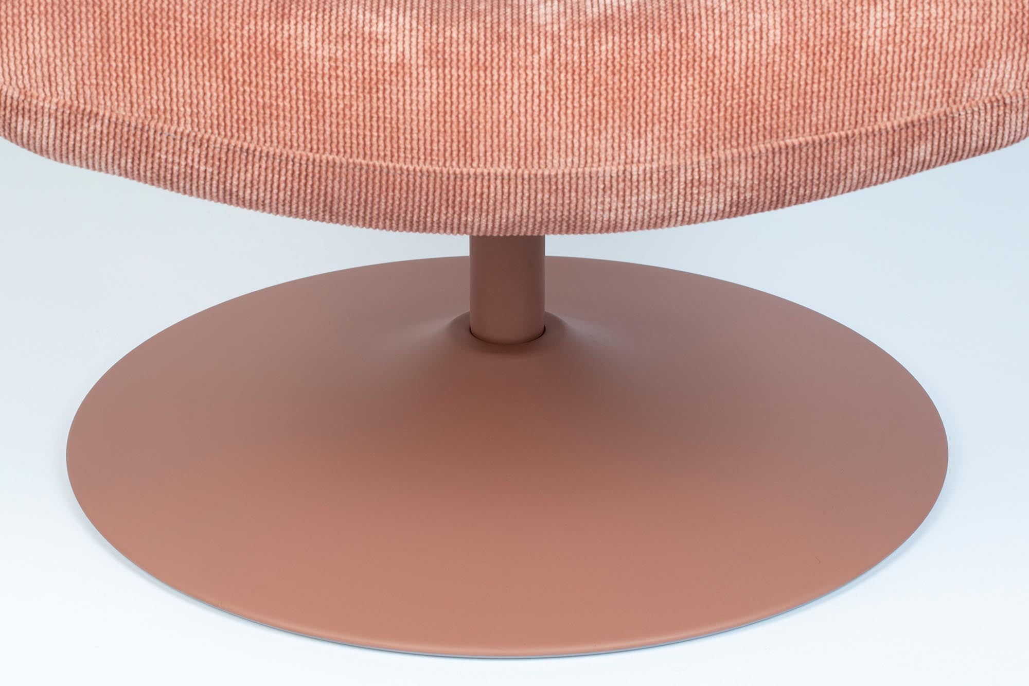 Eleganter Lounge Sessel Bubba von Zuiver, perfekt für gemütliche Abende und stilvolle Einrichtung. Bequem und modern.