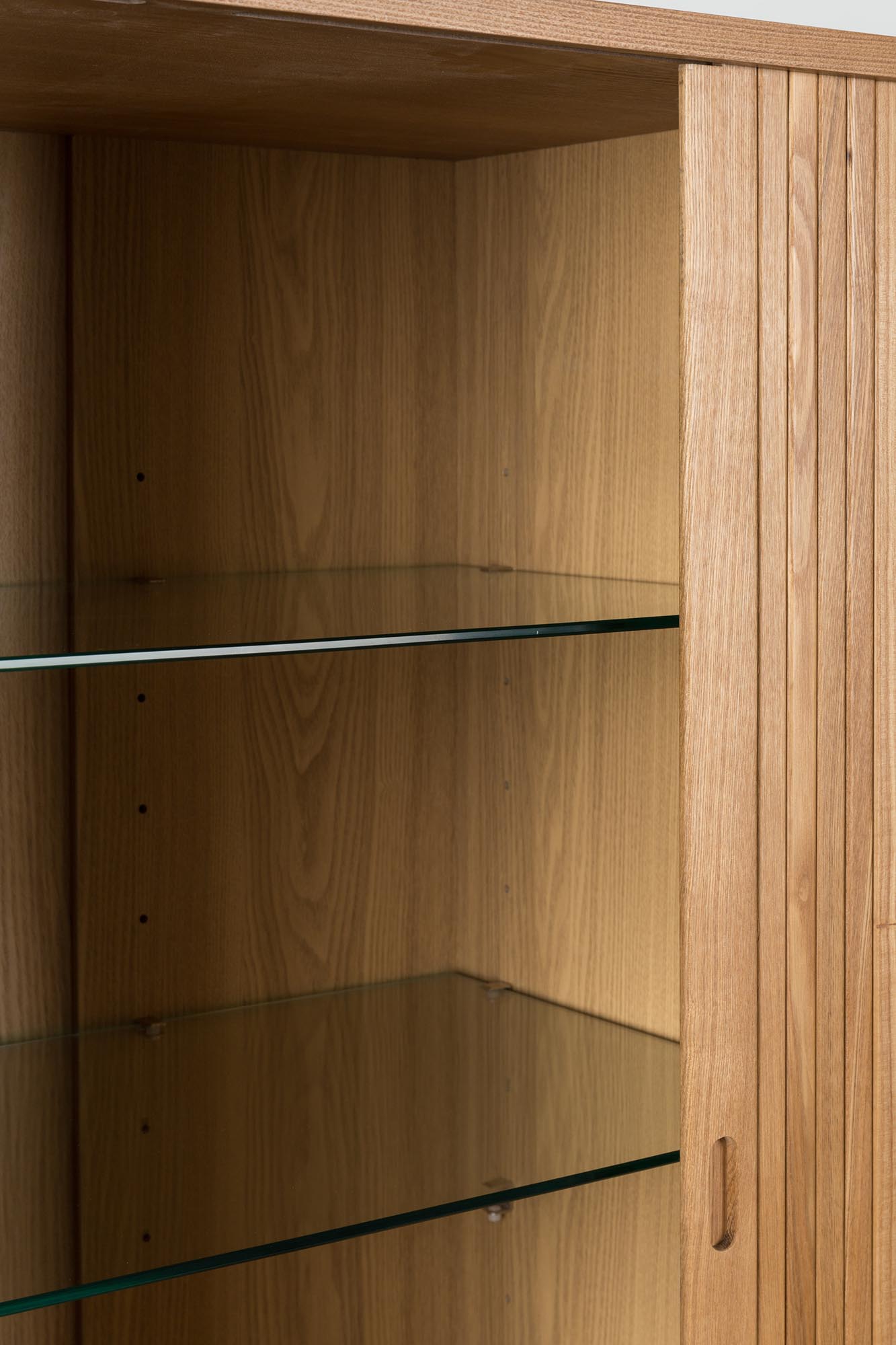 Elegantes High-Sideboard Barbier von Zuiver, ideal für stilvolle Wohnräume mit großzügigen Ablageflächen und modernem Design.
